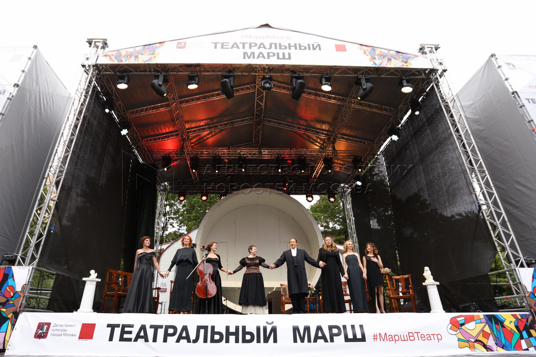 Театральный марш в саду эрмитаж. Театральный марш в саду эрмитаж. Сад эрмитаж большая сцена. Театральный марш в саду эрмитаж. Фестиваль театральный марш в саду эрмитаж\.