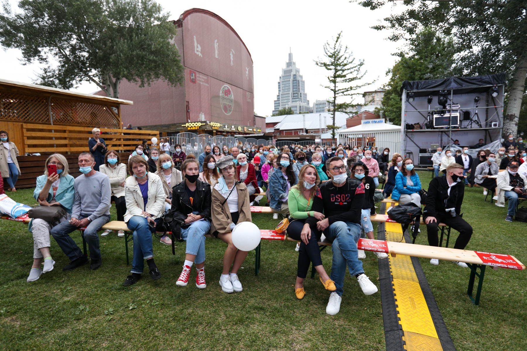 Уличный оркестр. Театральный марш сад эрмитаж. Театральный марш в саду эрмитаж. Театральный марш 2021. Взлетная полоса киров фестиваль.