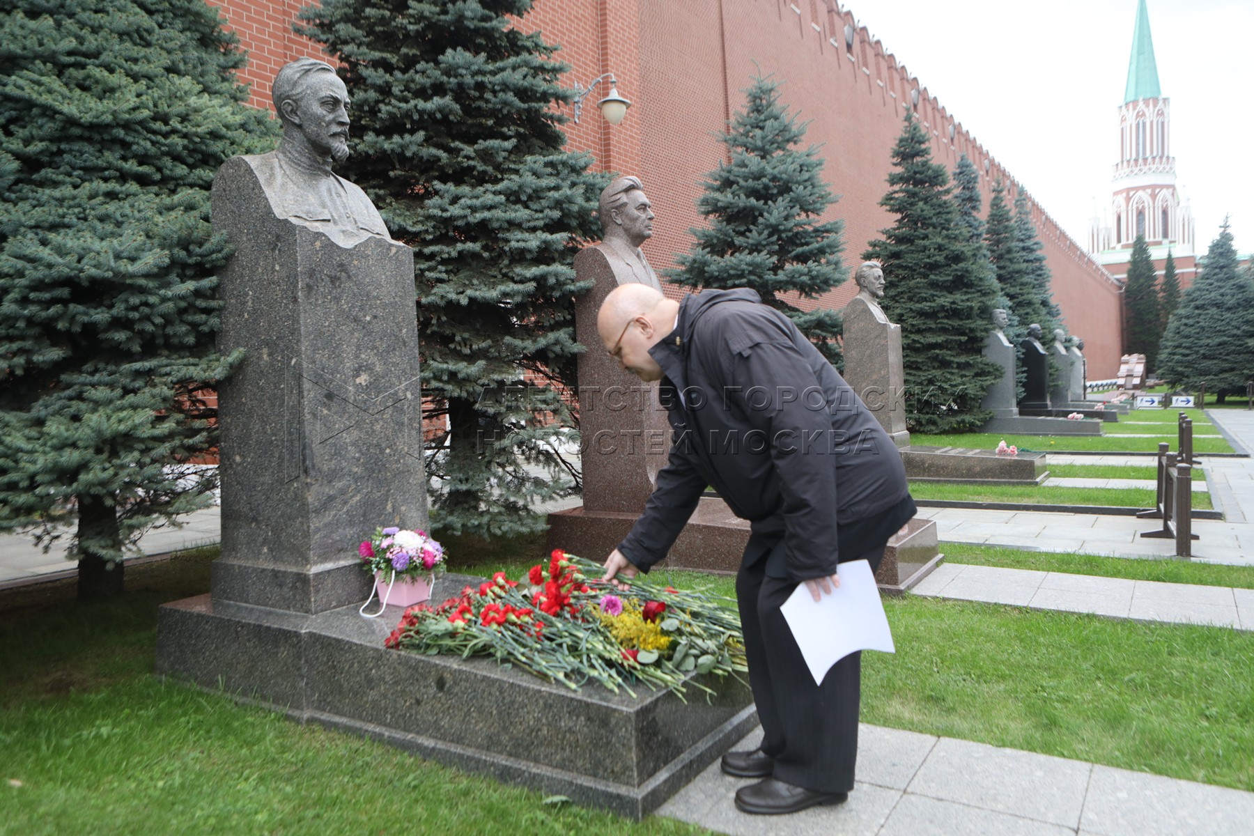 Дзержинский похоронен. Могила Джона Рида у кремлевской стены. Швырков похоронен у кремлевской стены.