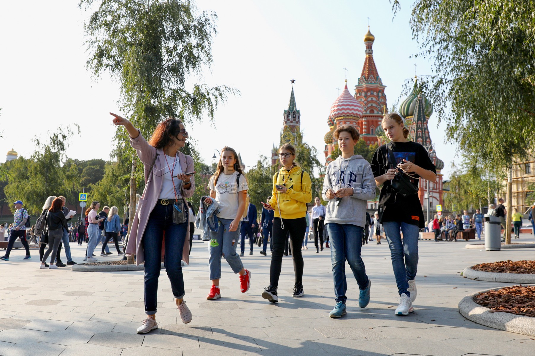 Сколько дней гуляем на 1 мая. Молодежь Москвы. Молодежь России. Современная молодежь России. Молодежь на красной площади.
