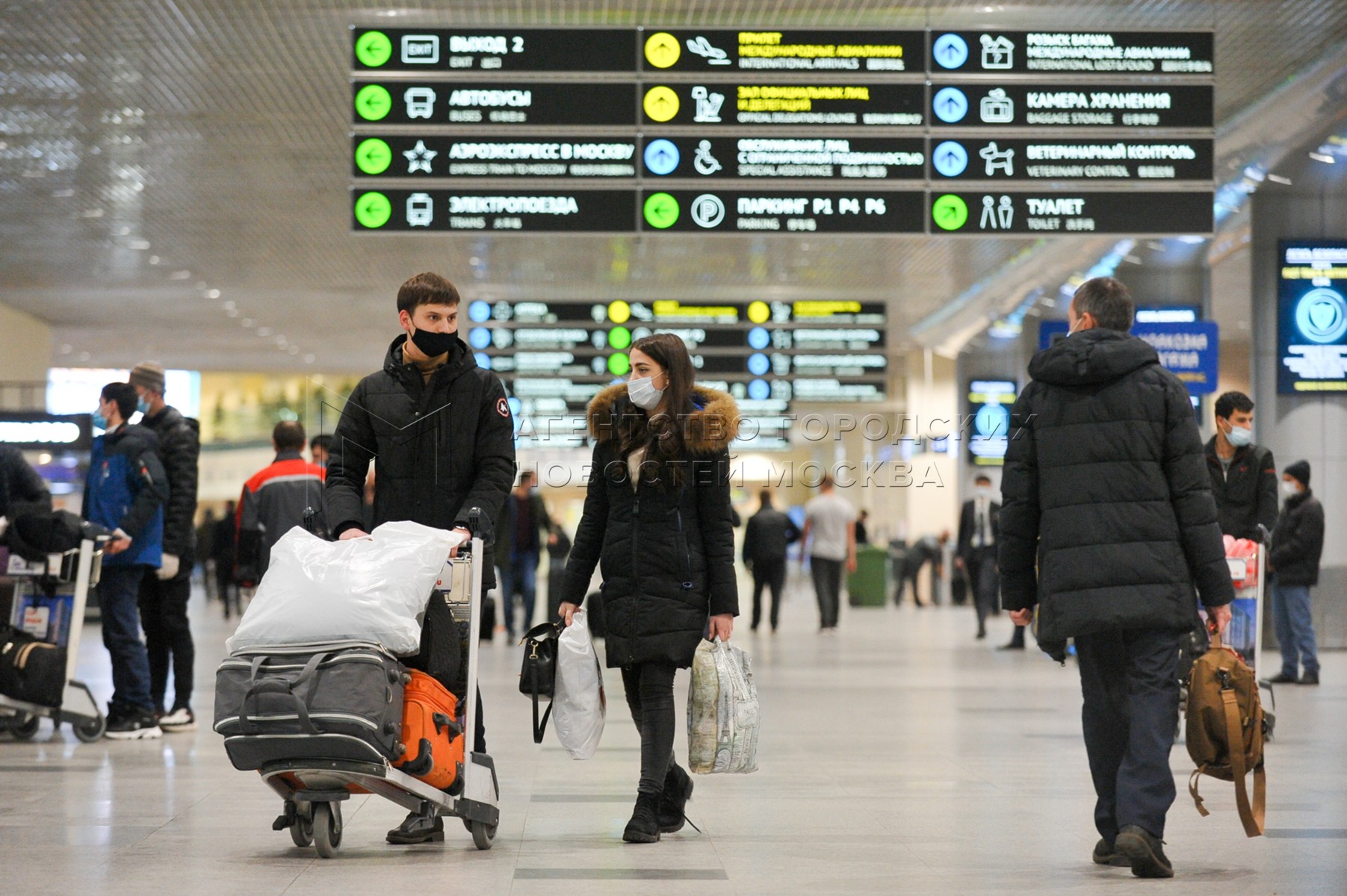Что творится в аэропортах москвы сегодня. Задержка рейсов. В аэропорту Внуково задержали. Пассажиропоток Шереметьево. Десятки рейсов задержали и отменили в аэропортах.