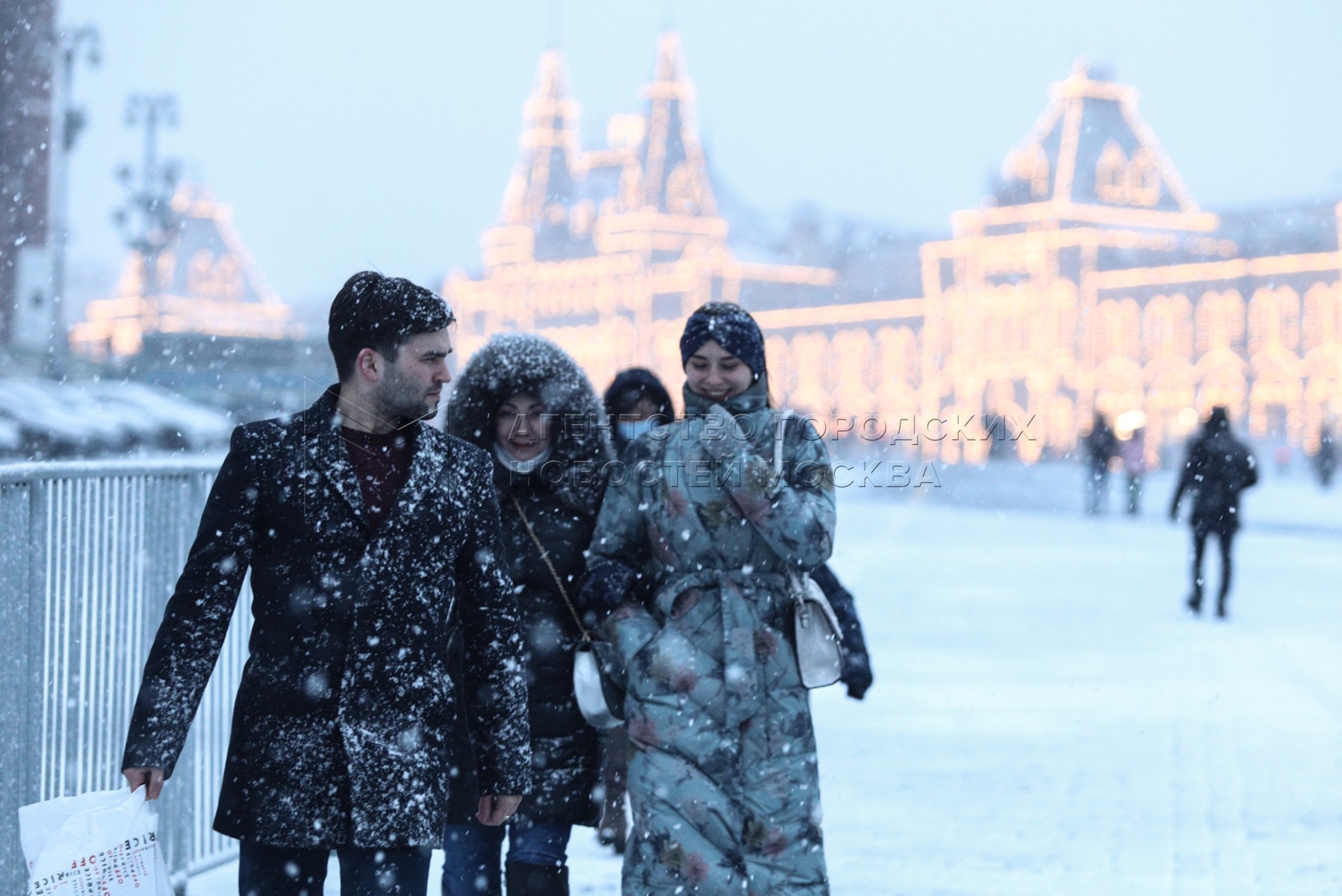 Когда в москве будет 15. Снег в Москве. Москва зимой. Снегопад в Москве. Метель в Москве.