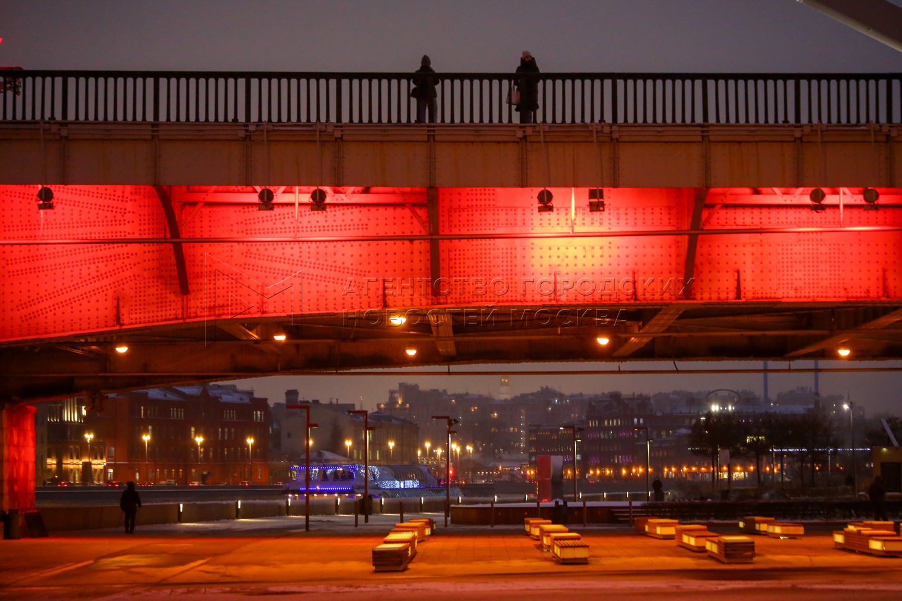 Где красненькая. Мост в Москве с красной подсветкой. Комплекс Москвы с красной подсветкой. Тула в красной подсветке. Места в Москве с красным освещением.