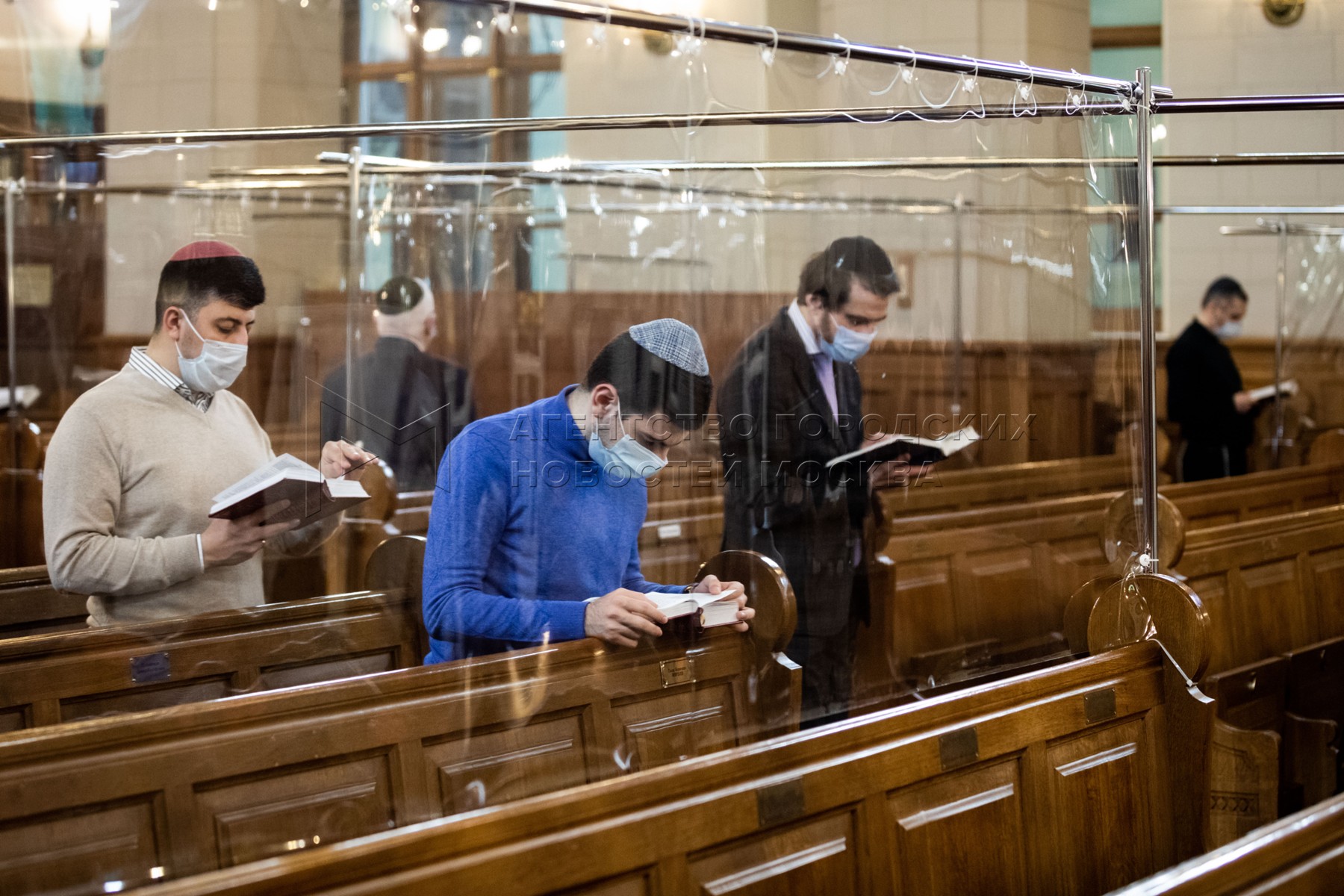 Теракт в синагоге в москве. Синагога молятся. Молитва в синагоге. Беглов в синагоге. Миллер в синагоге.