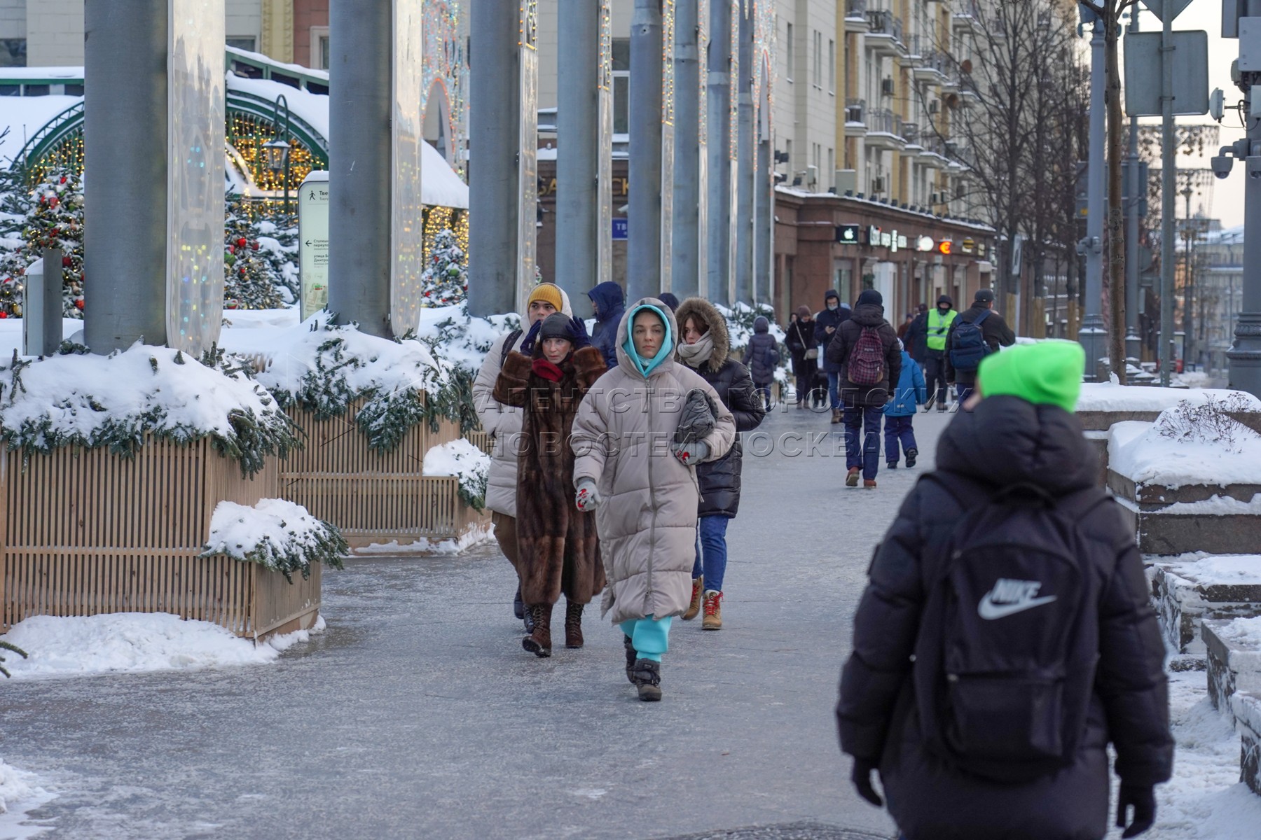 Потепление в москве в декабре. Жители Москвы зимой. Морозы в Москве. Москва зима люди. Январские Морозы в Москве.