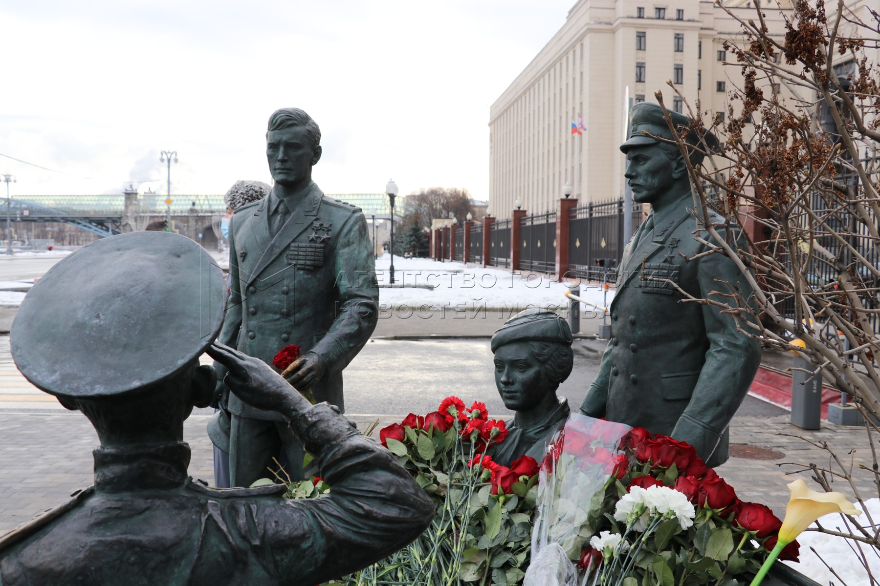 Памятник к фильму офицеры в москве фото