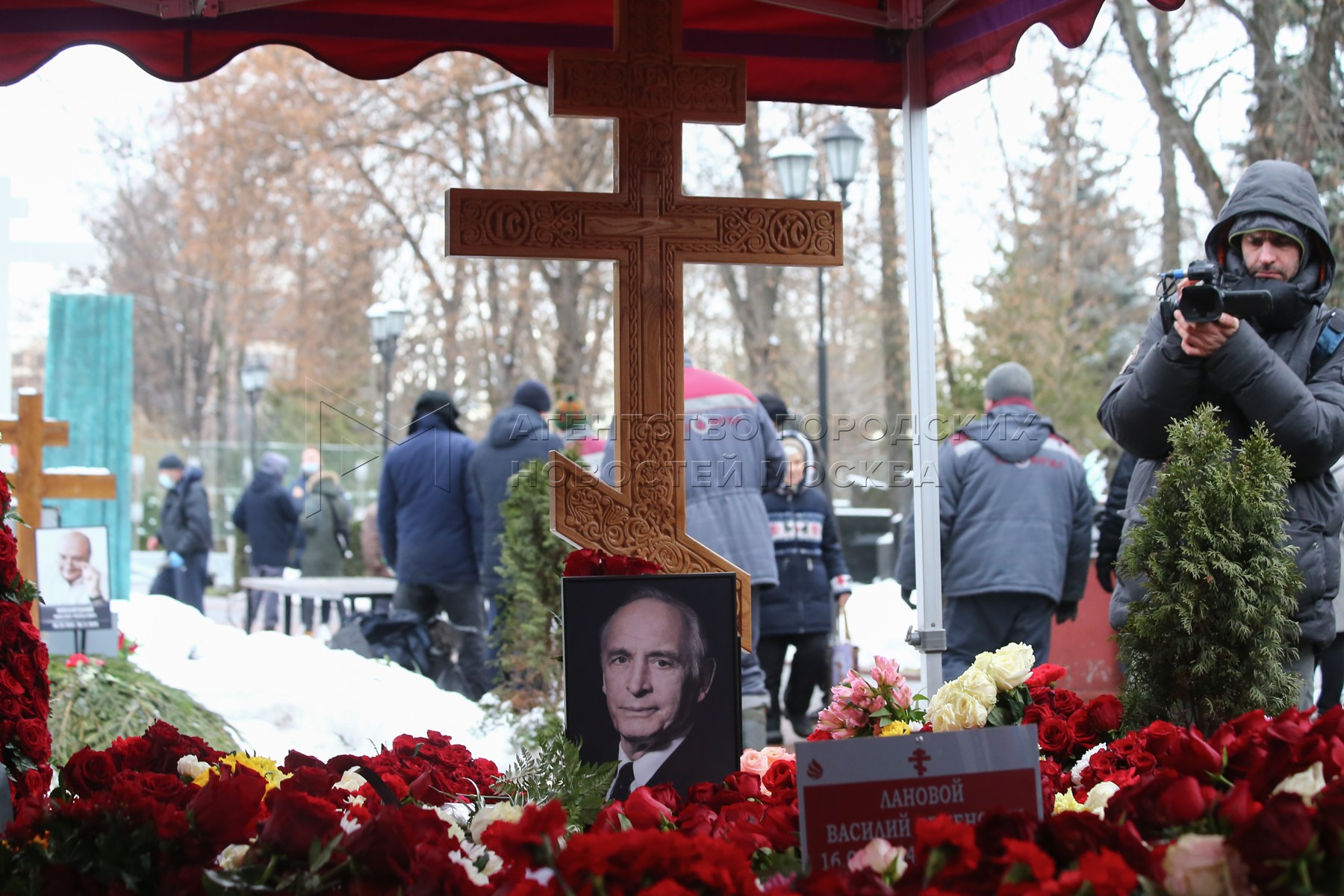 Могила Василия Ланового на Новодевичьем кладбище