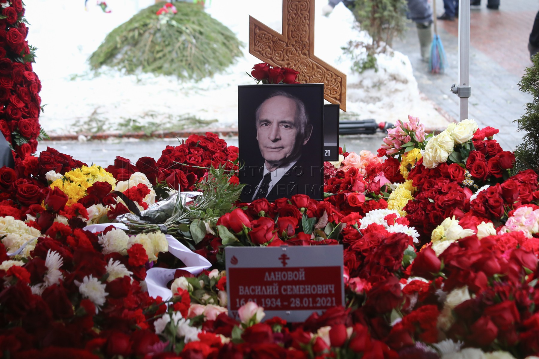 Список погибших в крокусе сегодня 130 человек. Могила Ланового на Новодевичьем кладбище. Похороны Василия Ланового.