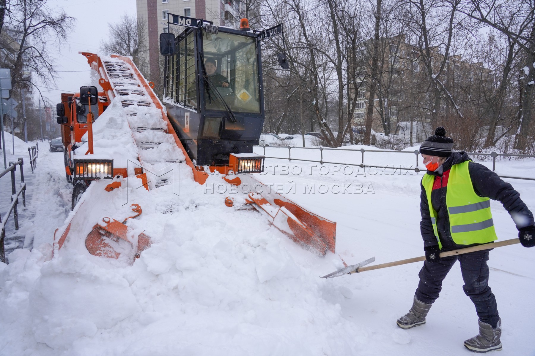 Москва чистят снег. Уборка снега. Уборка снега в Москве. Уборка снега во дворах. Очистка дорог от снега.