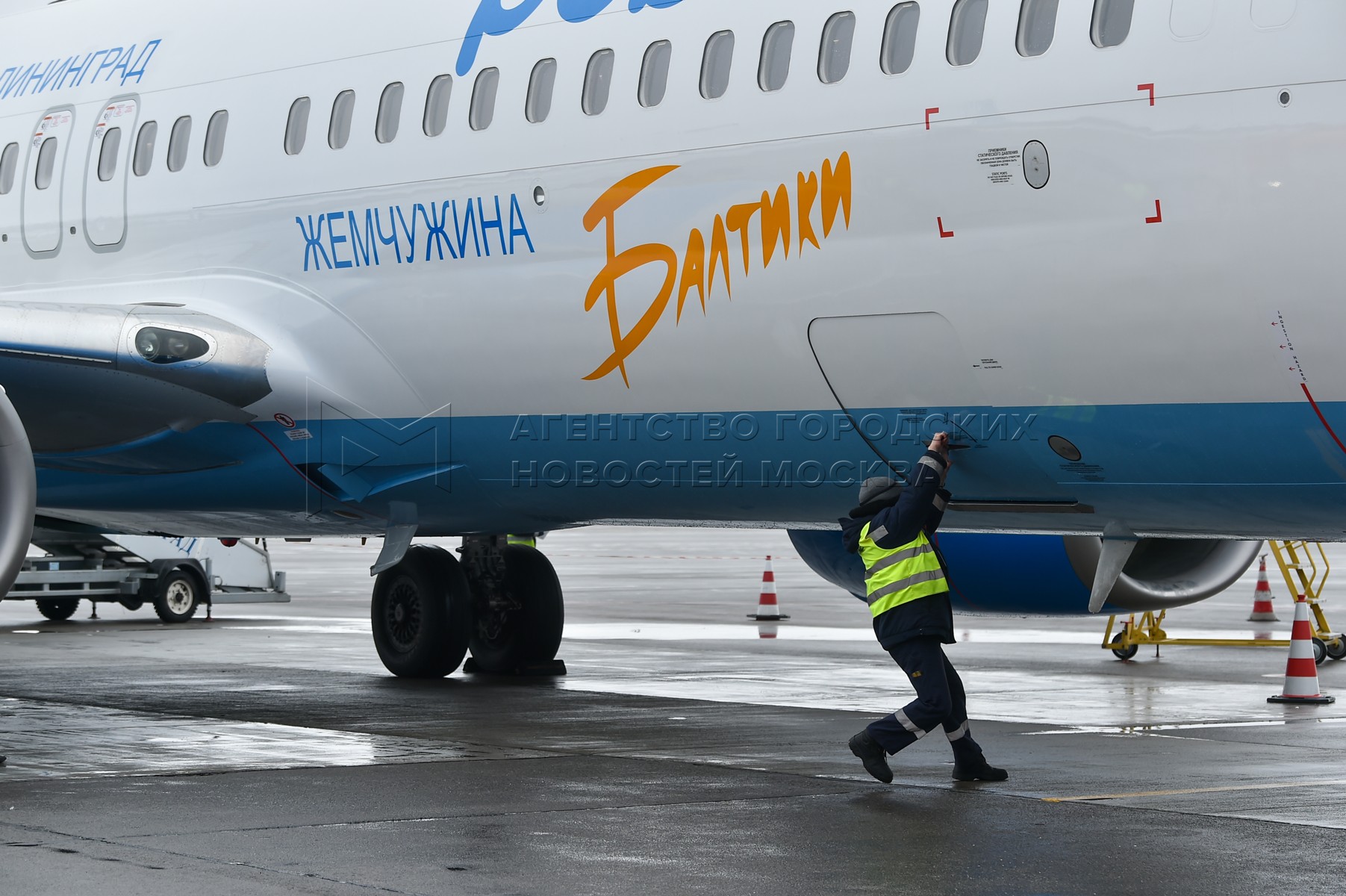 Победа москва калининград самолет. Рейс su1004 Москва-Калининград. Su 1004 Москва Калининград. Самолет Москва-Калининград su1011. Su1004.