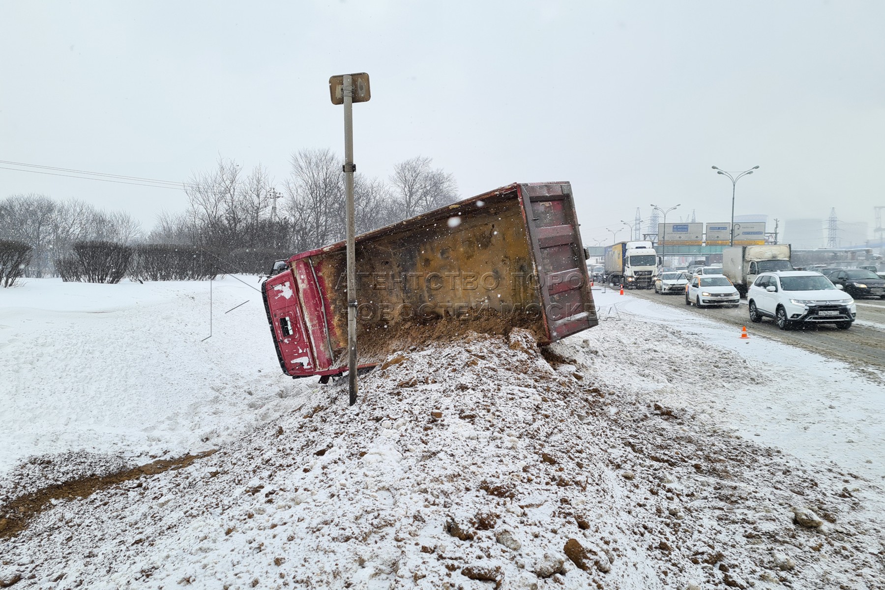 Фура перевернулась на 52-м километре МКАД
