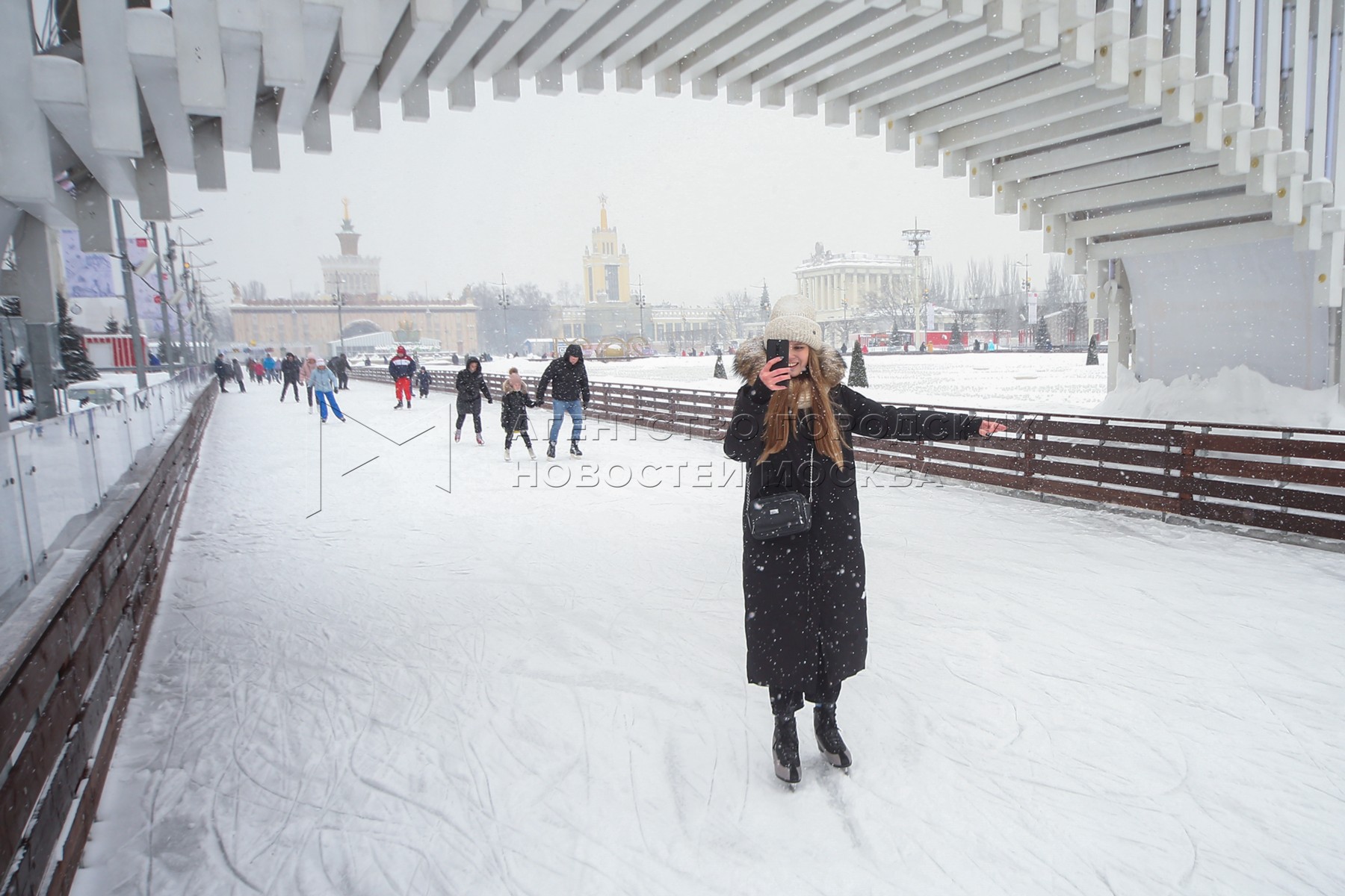 Когда в москве будет 15. ВДНХ зимой. Люди в зимнем парке ВДНХ. Москва зимой каток на ВДНХ без людей. Та самая зима на ВДНХ.