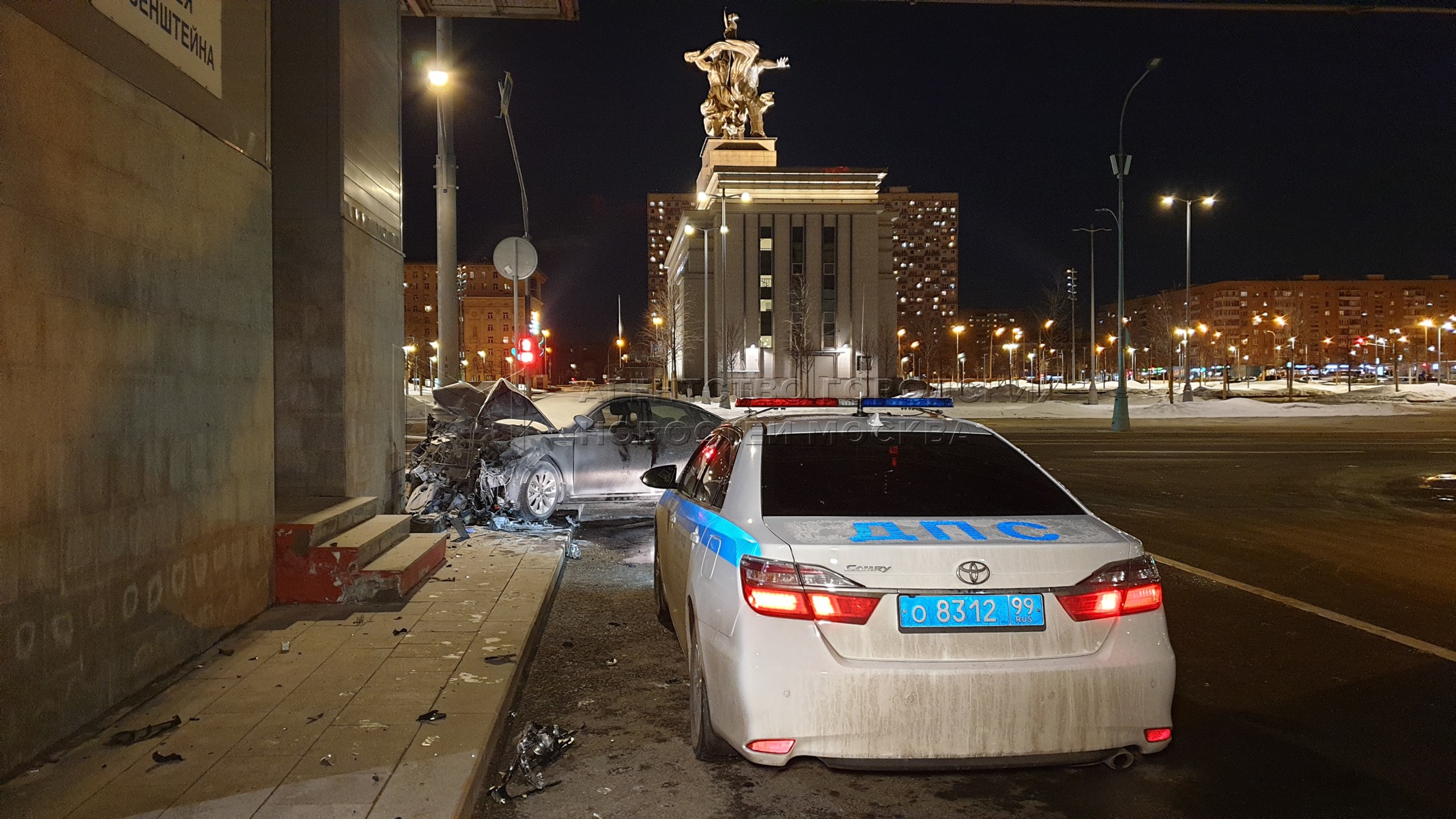 Три человека госпитализированы после наезда Infiniti на остановке