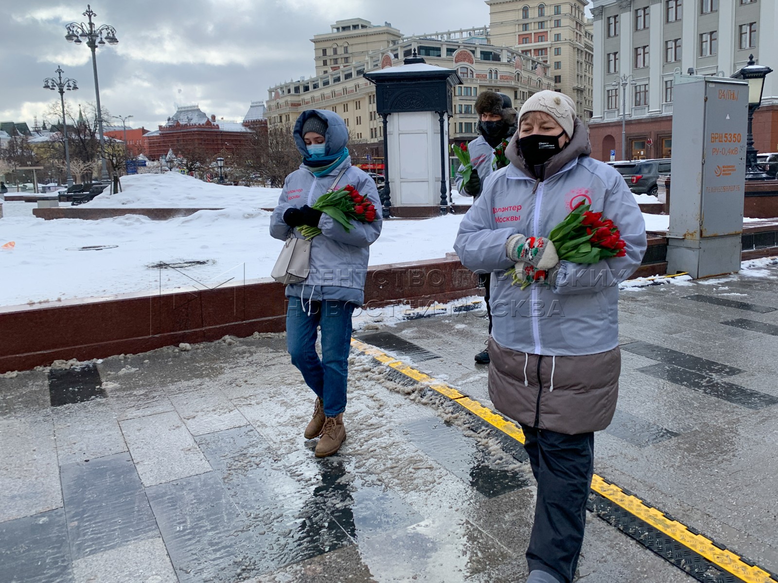 На улицах Самары раздают цветы. Женщинам будут раздавать цветы в Перми 2022 года. В парках Москвы 2022 08.03.2022 раздают цветы.