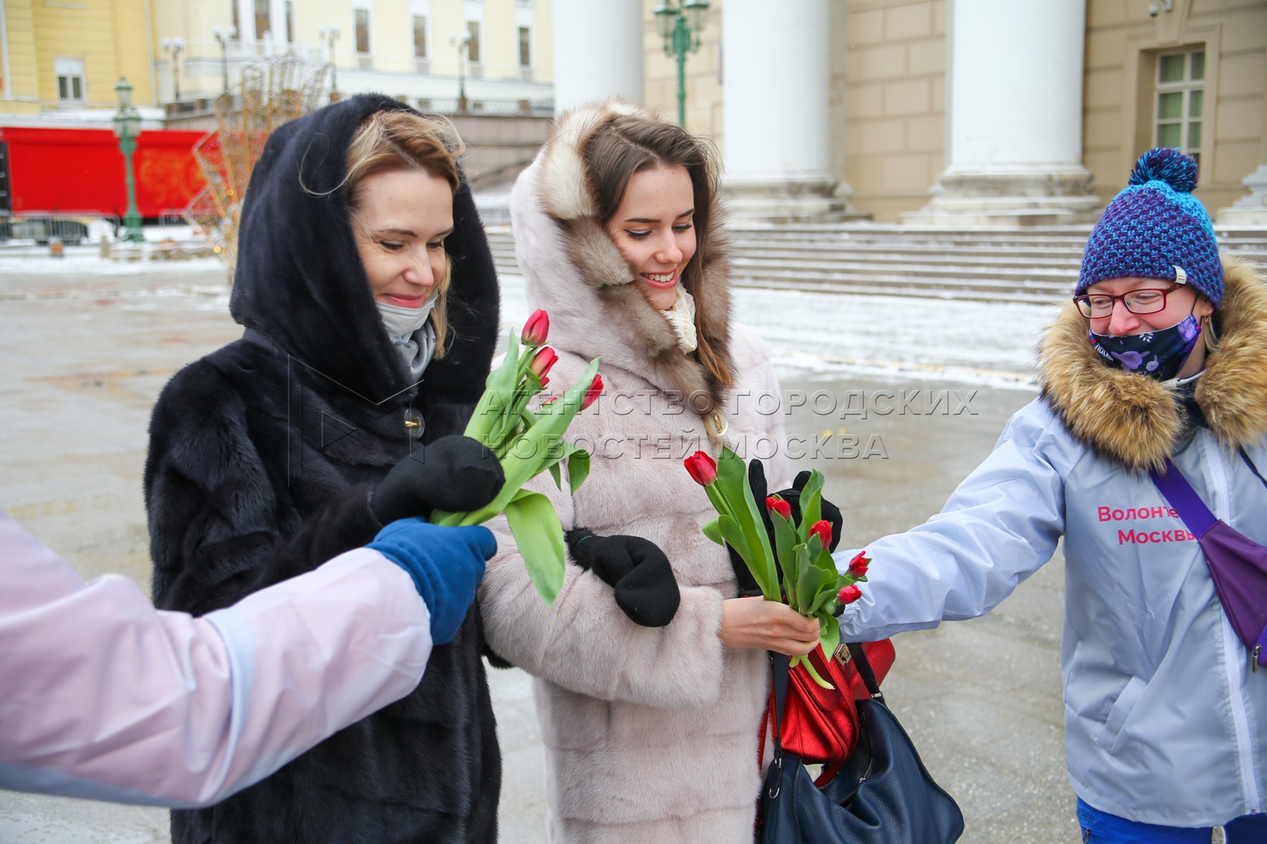 На улице дарят цветы