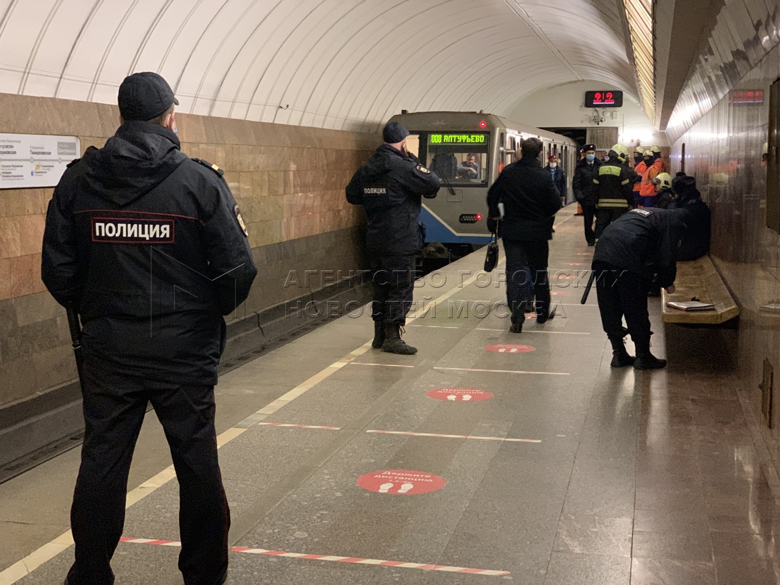 Метро савеловская что случилось. В Москве упал человек на рельсы метро. Люди на станции метро.