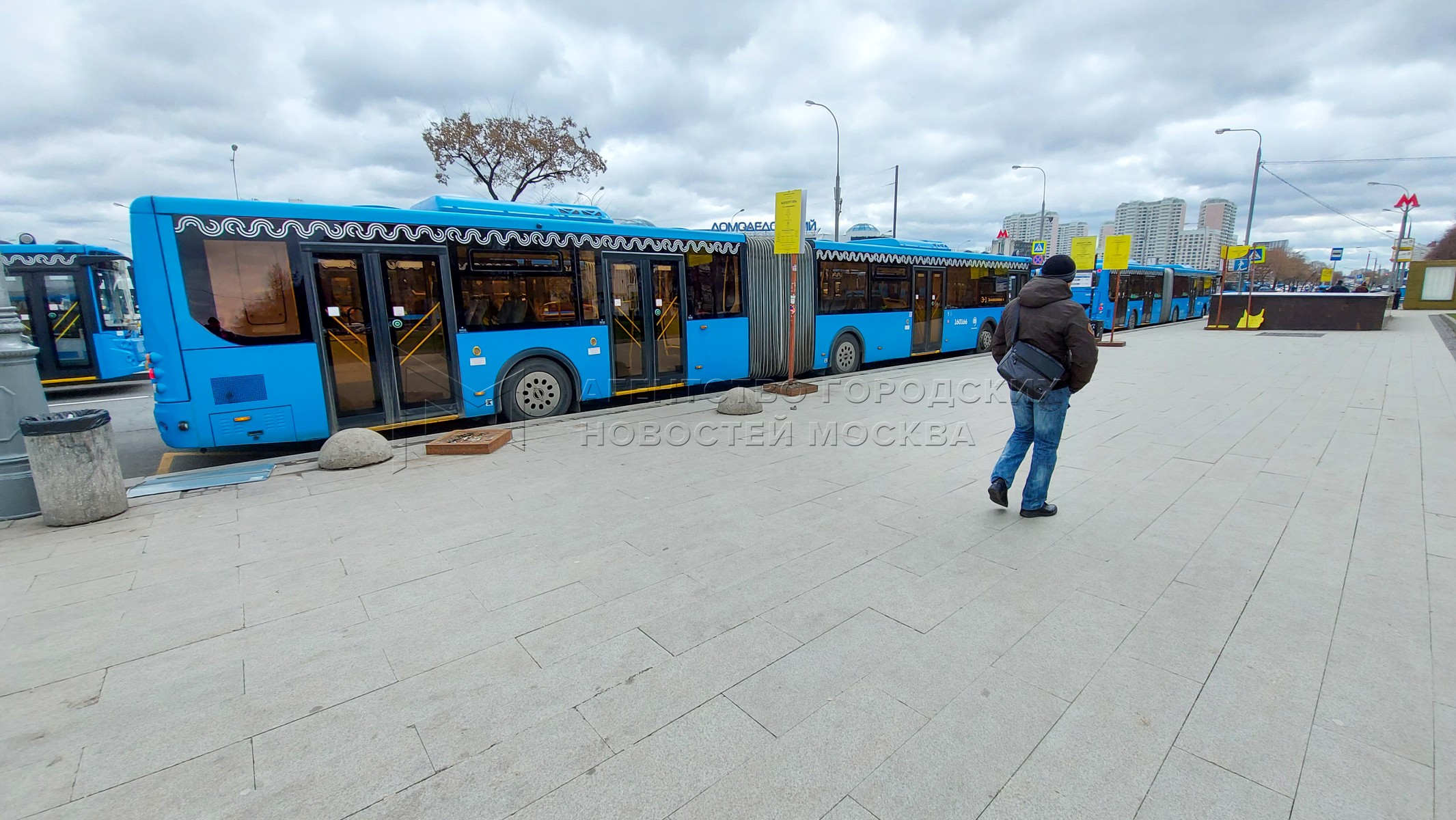 Автобус с810 домодедовское кладбище. Кладбище автобусов в Москве. Автобус на дороге 4.