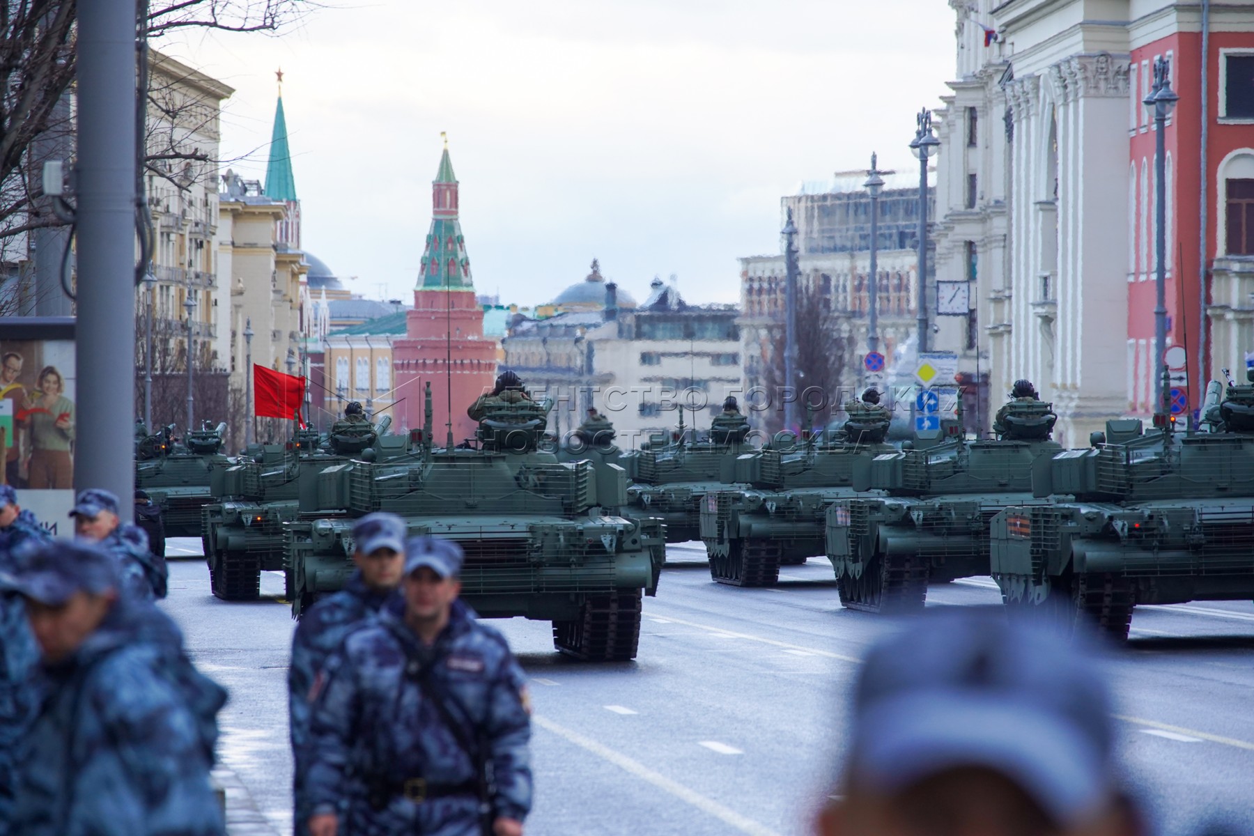 Переворот военного движения 4. Парад военной техники на красной площади. Военная колонна в Москве. Движение колонны военной техники с красной площади по Москве. Военная колонна в центре Москвы.