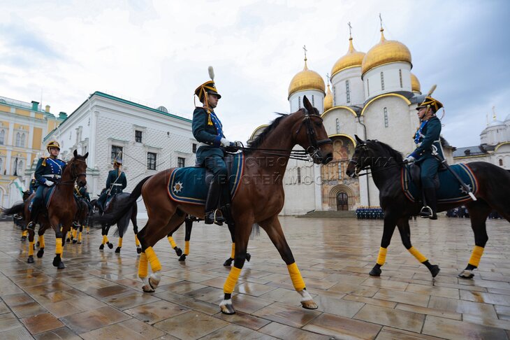 Церемония развода пеших и конных караулов президентского полка на соборной площади