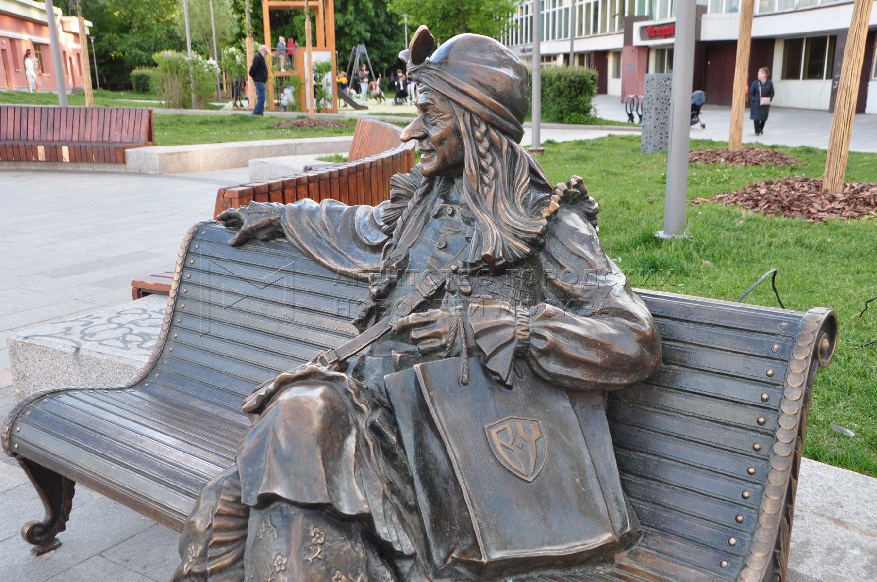 Памятник бабе Яге в Москве на Тимирязевской