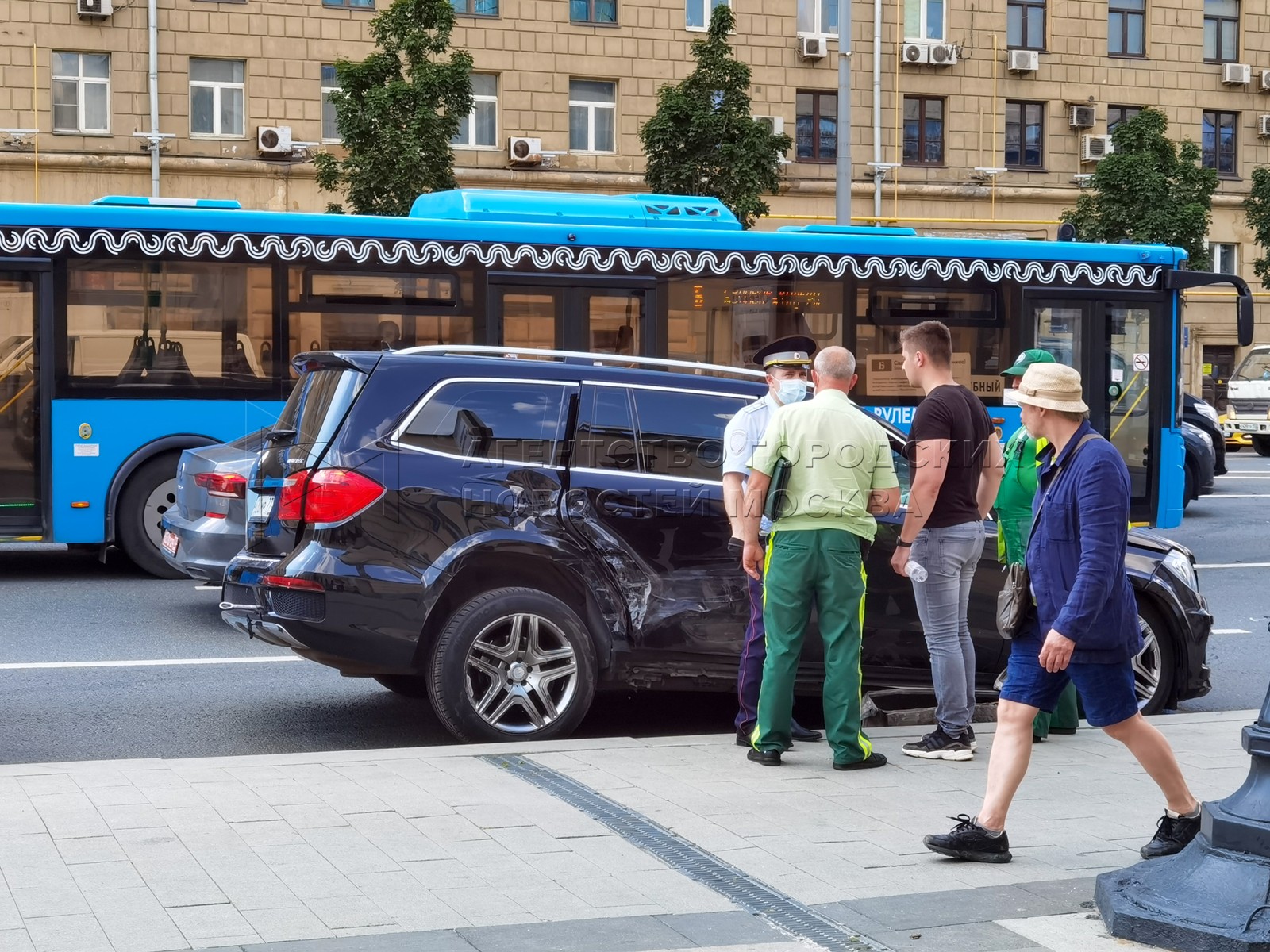 Массовое ДТП на Смоленской площади парализовало движение