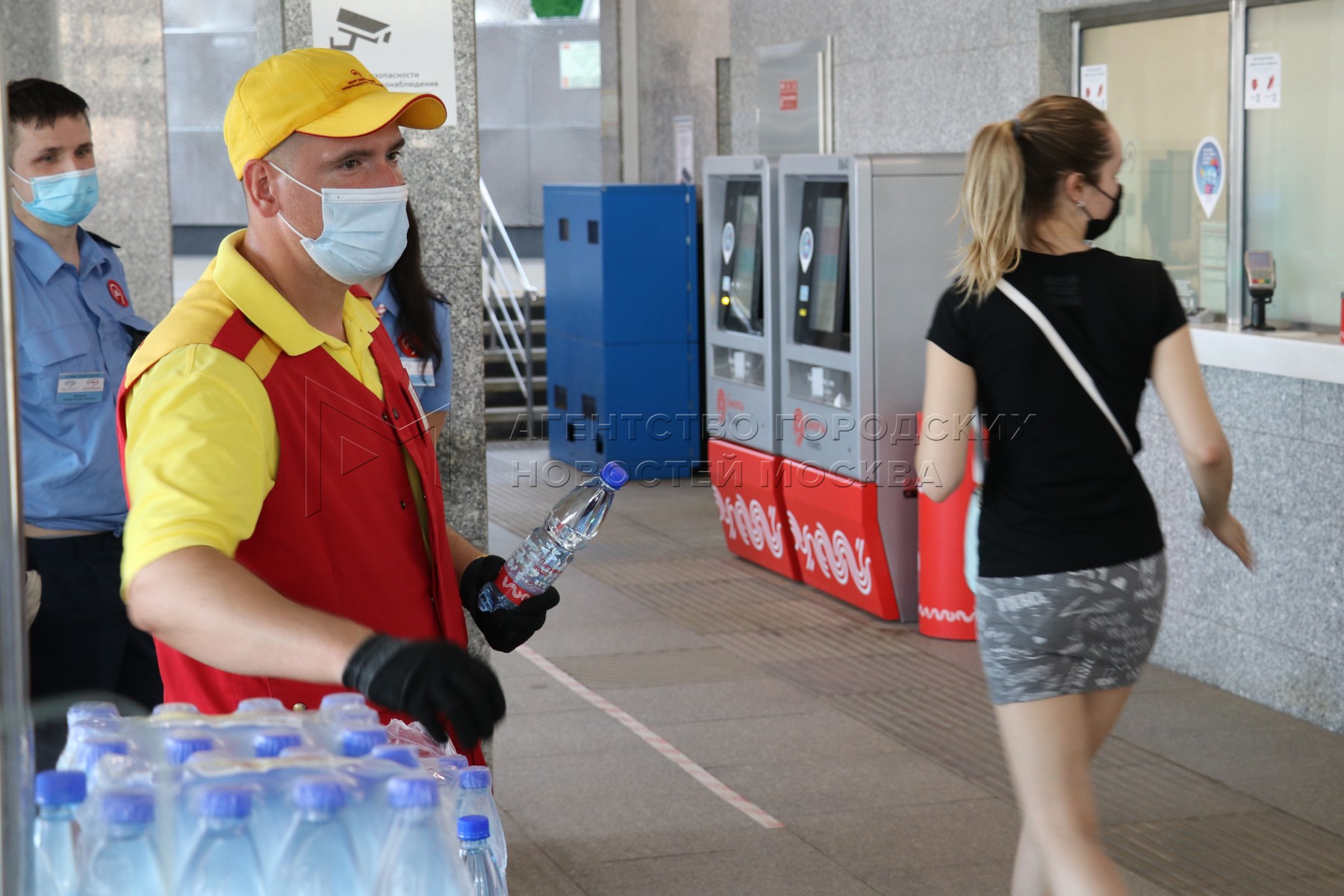 Питьевая вода раздача. Раздача воды в метро. Раздают воду в метро Москва. Раздают воду. Раздают воду на вокзалах.