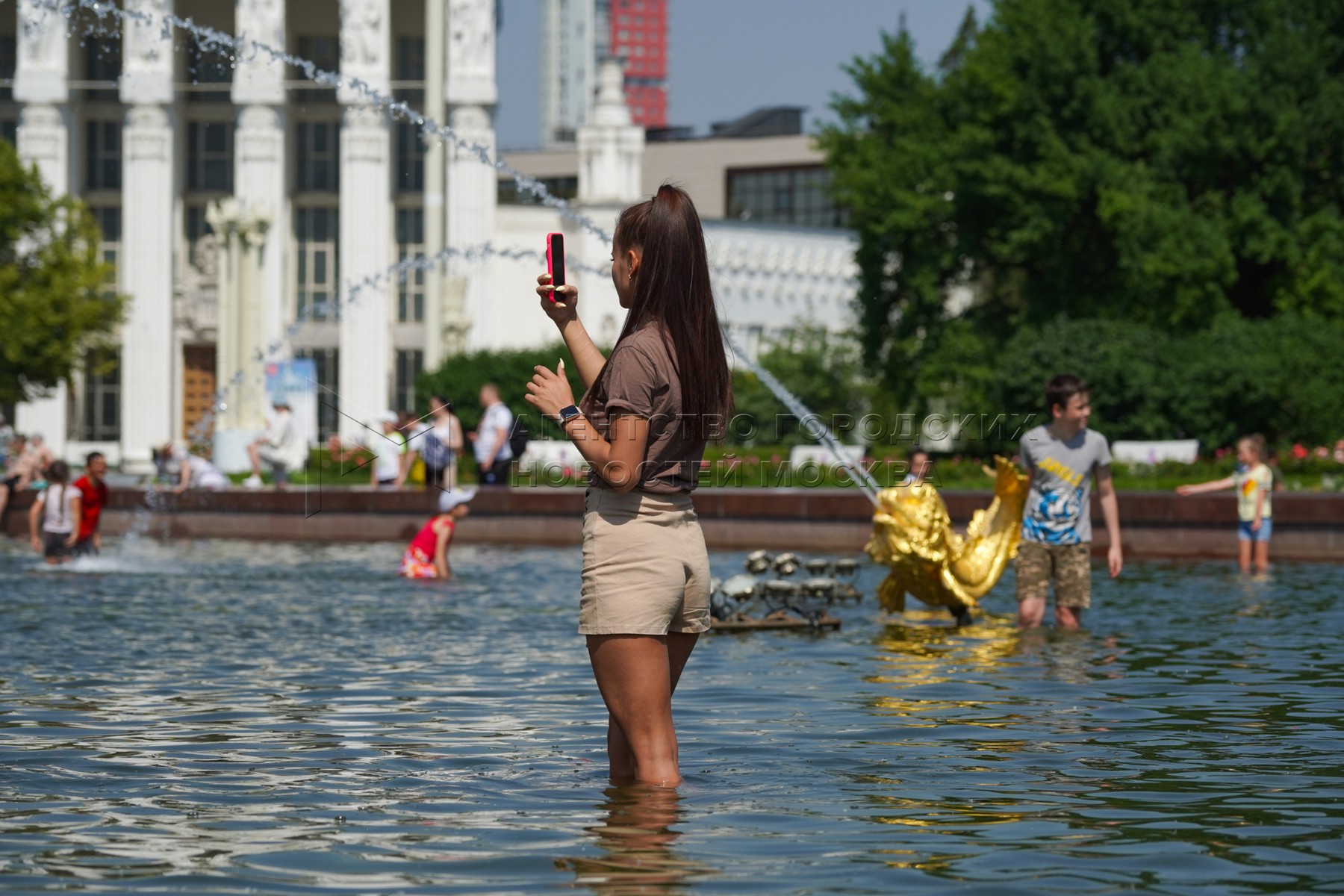 Летом 2024 будет жара. Аномальная жара в Москве 2021. Аномальная жара в Москве летом 2021. Жара лето в Москве 2021. Девушки в жару на улицах.