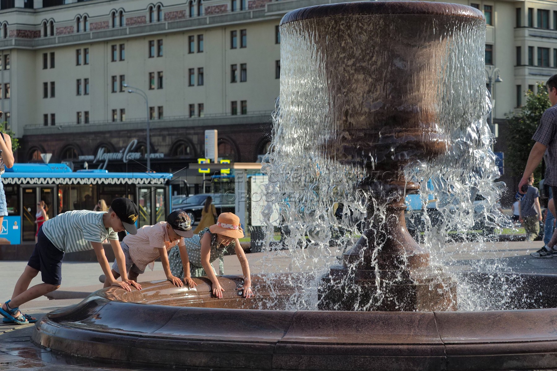 Рекордная жара в москве. Московская жара 2004. Жара в Москве. Жара в Москве фото. Фонтан жара лезут 2022.