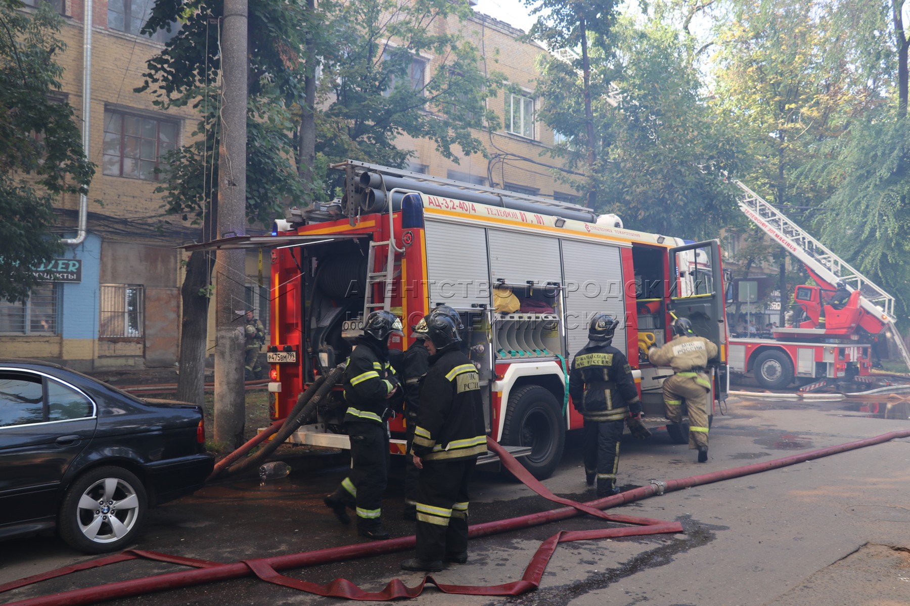 Ликвидация пожарной. Волгоградский проспект 32к8 пожар. Волгоградский проспект 1 пожар. Пожар на Волгоградке сейчас видео. Пожар на складе фото Москва.