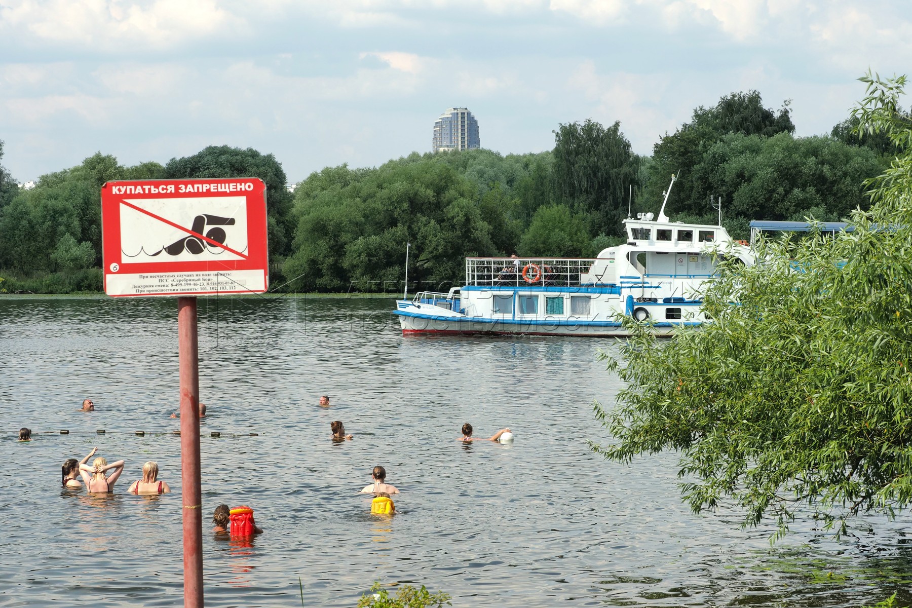Можно ли купаться в речке. Тропарево озеро. Озеро Тропарево в Москве. Пляж в Тропарево 2022. Москва река купаться нельзя.