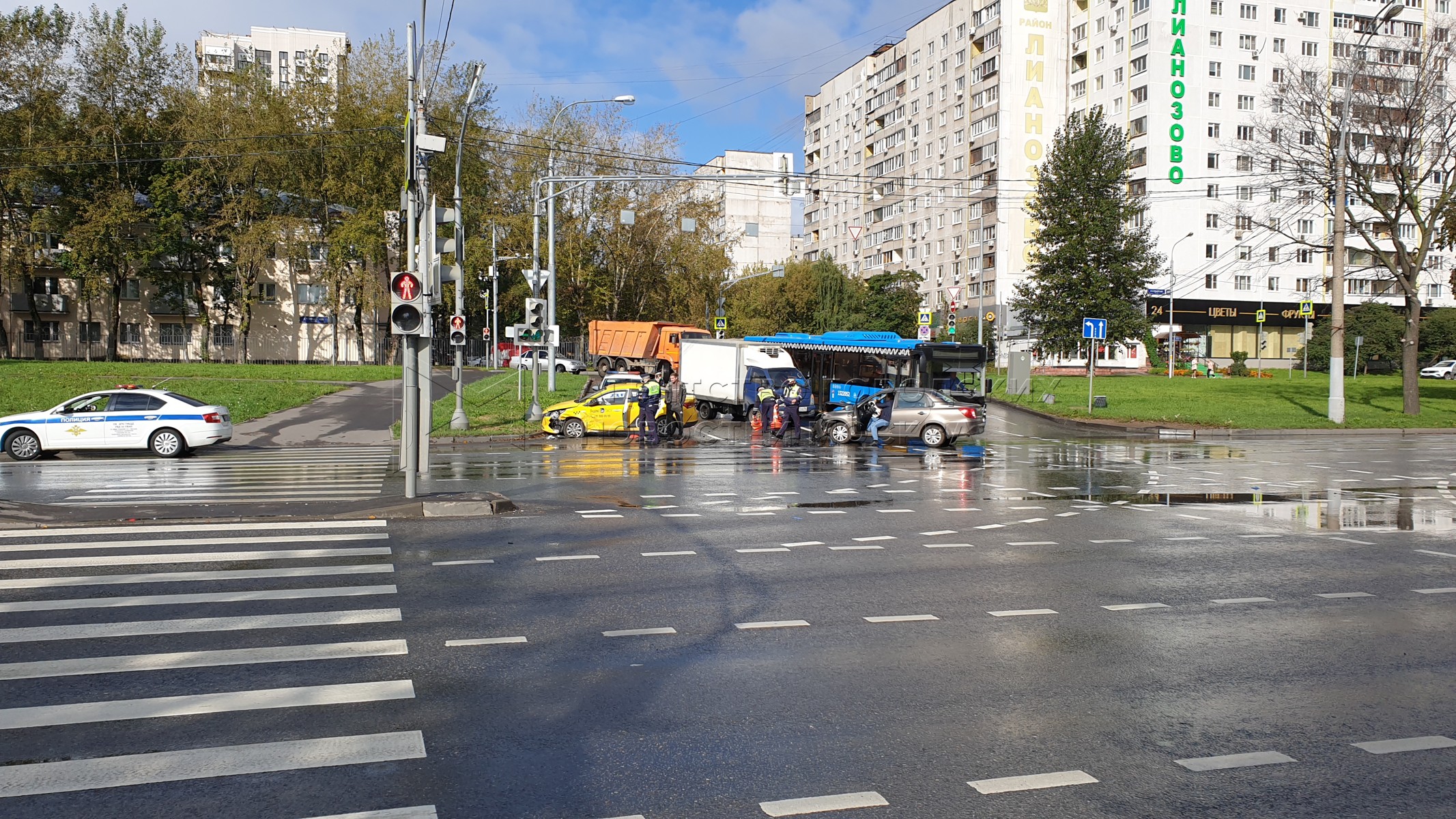 Алтуфьевское шоссе 87. ДТП на Алтуфьевском шоссе. Девушка на Алтуфьевском шоссе. Авария Алтуфьевское шоссе 87. Инсталляция на Алтуфьевском шоссе.