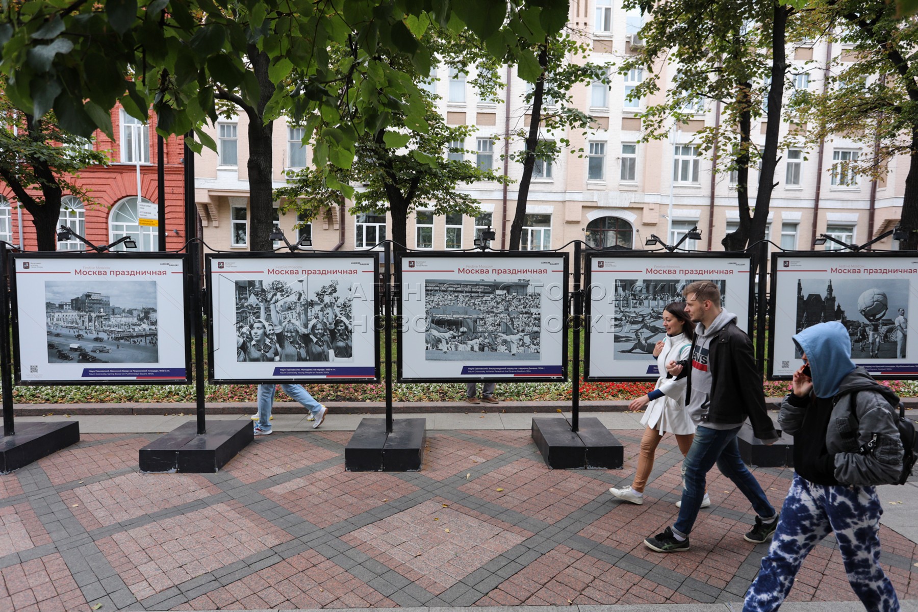 Выставка фотографий в москве. Фотовыставка на Никитском бульваре. Фотовыставка на бульваре джаз. Тверской бульвар фотовыставка Афганистан. Фотовыставка на Никитском бульваре сельское хозяйство.