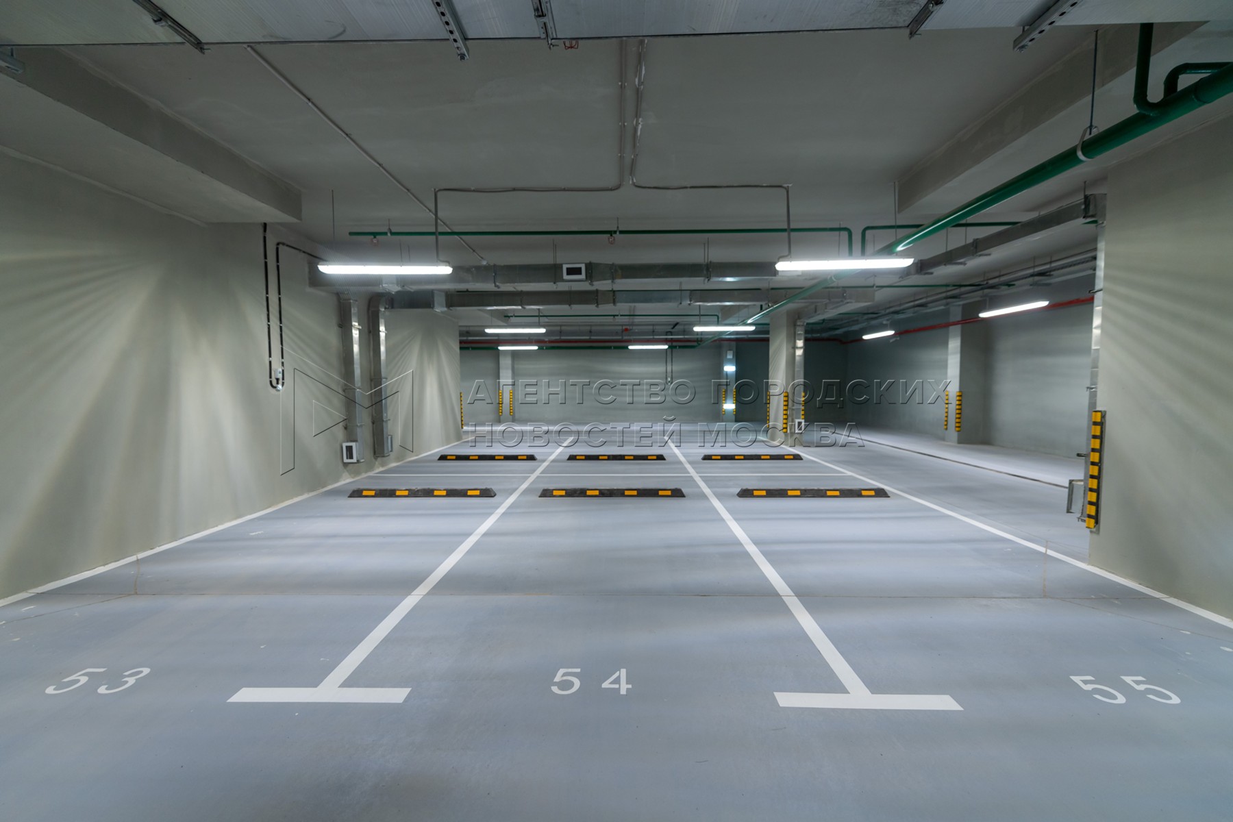 Машиноместа в городах. Многоуровневая подземная парковка. Паркинг внутри. Подземные автопарковки. Подземный паркинг Москва.