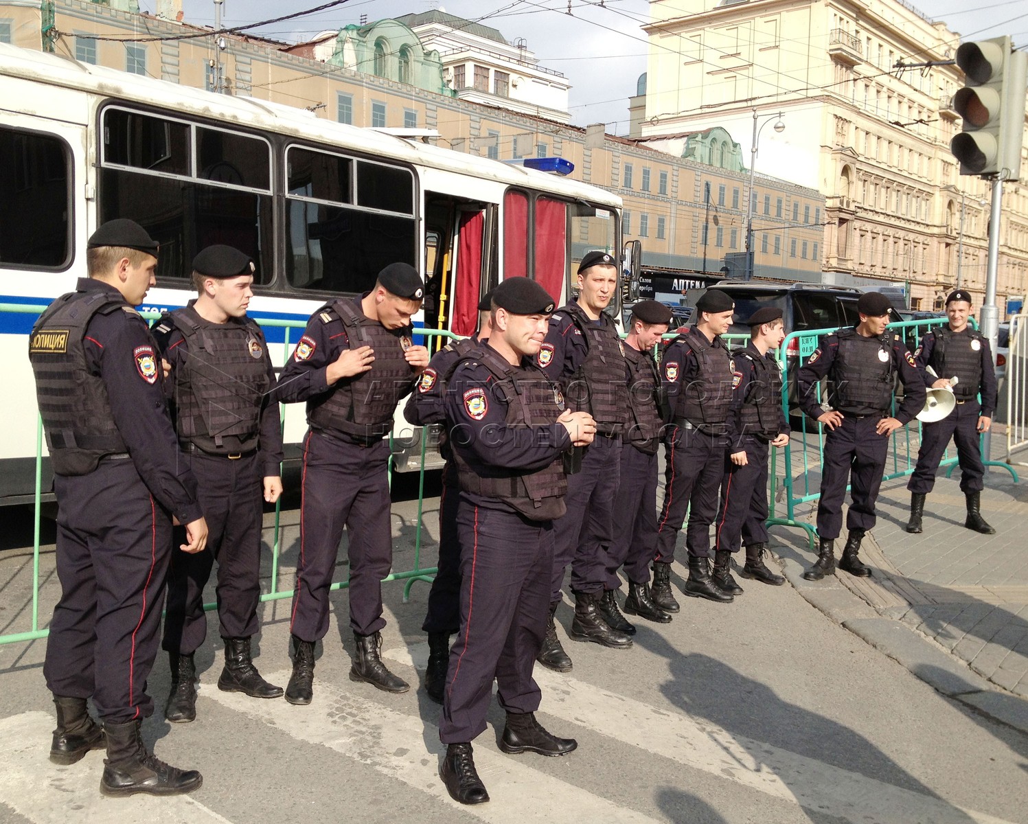 Новости сегодня россия операция. Полиция Москвы. Полиция на улице. Сотрудники правоохранительных органов. Полиция в центре Москвы.