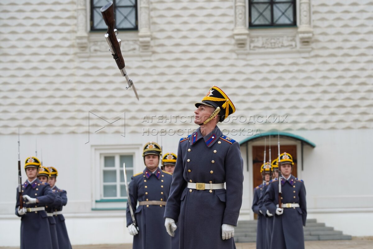 Церемония развода пеших и конных караулов президентского полка на соборной площади