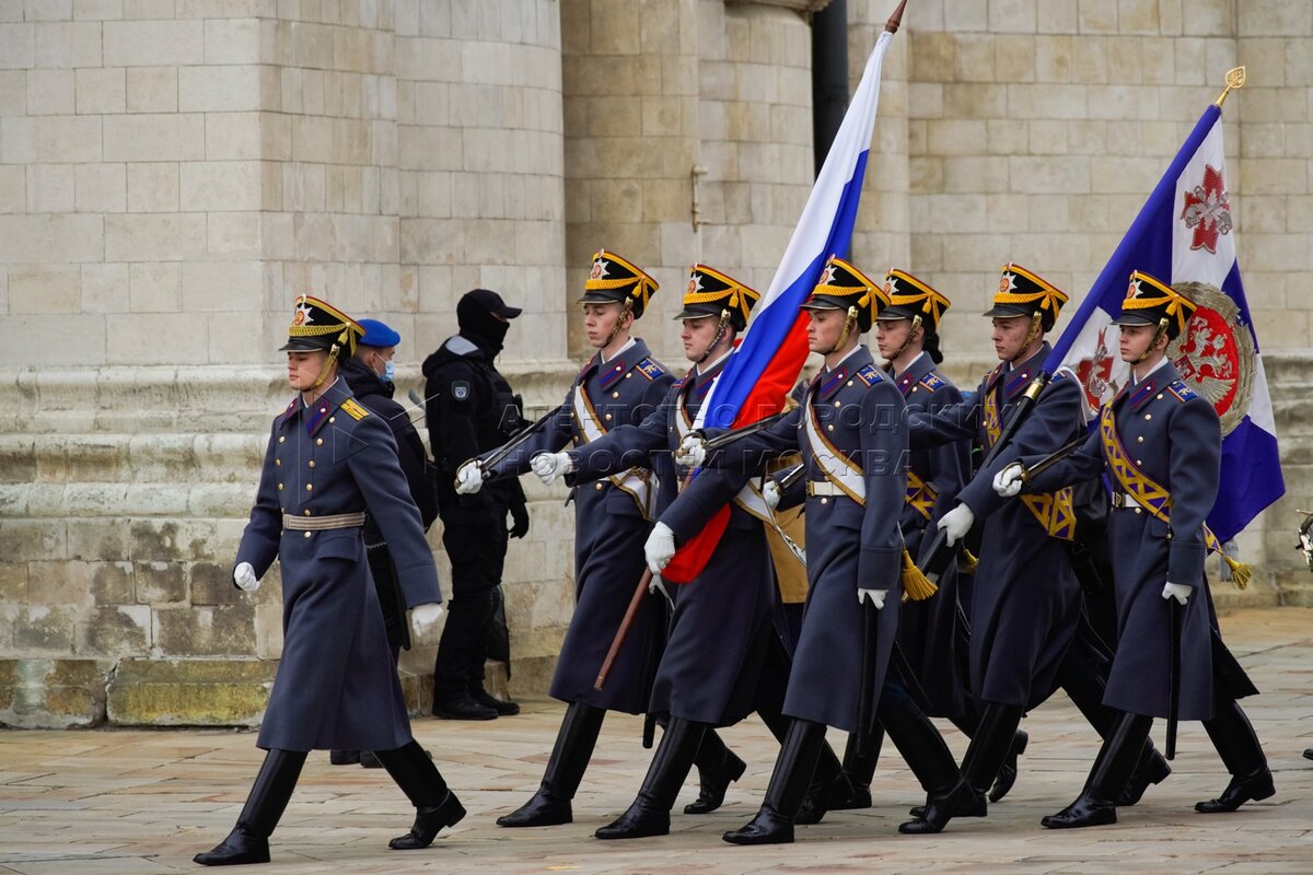 Церемония развода пеших и конных караулов президентского полка на соборной площади