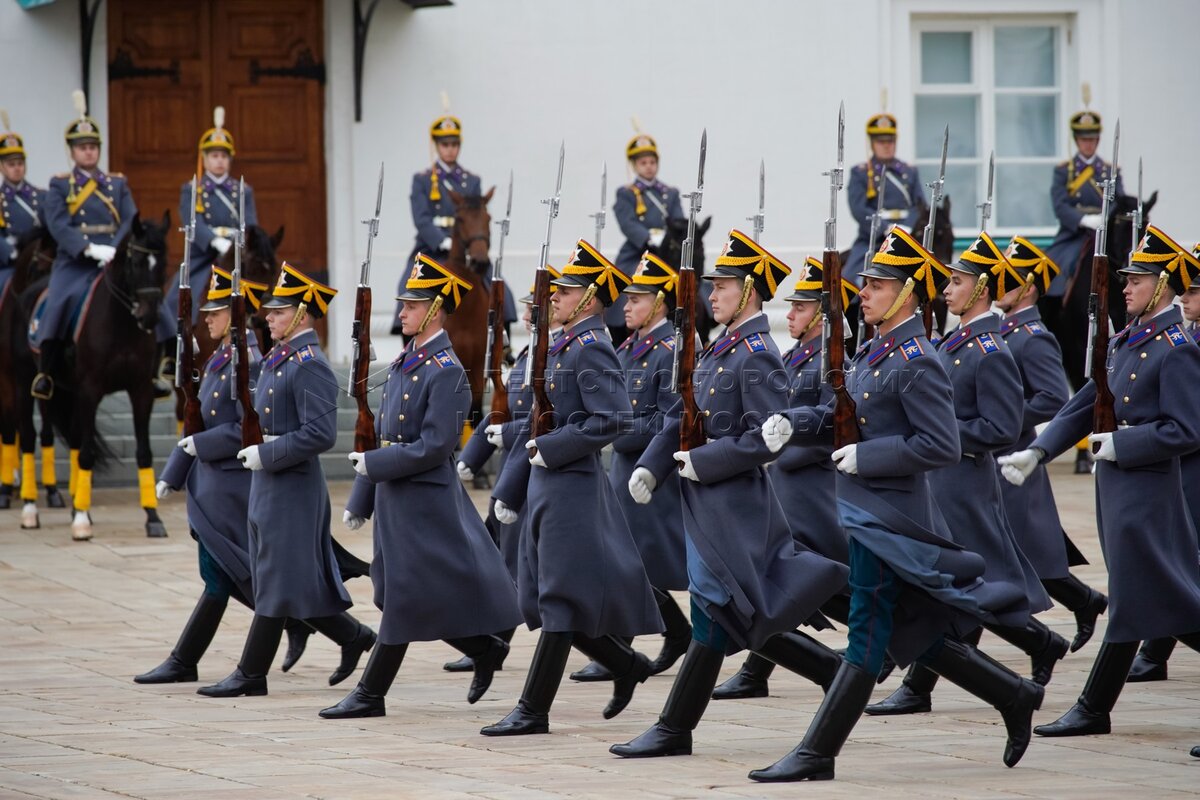 Церемония развода пеших и конных караулов президентского полка на соборной площади