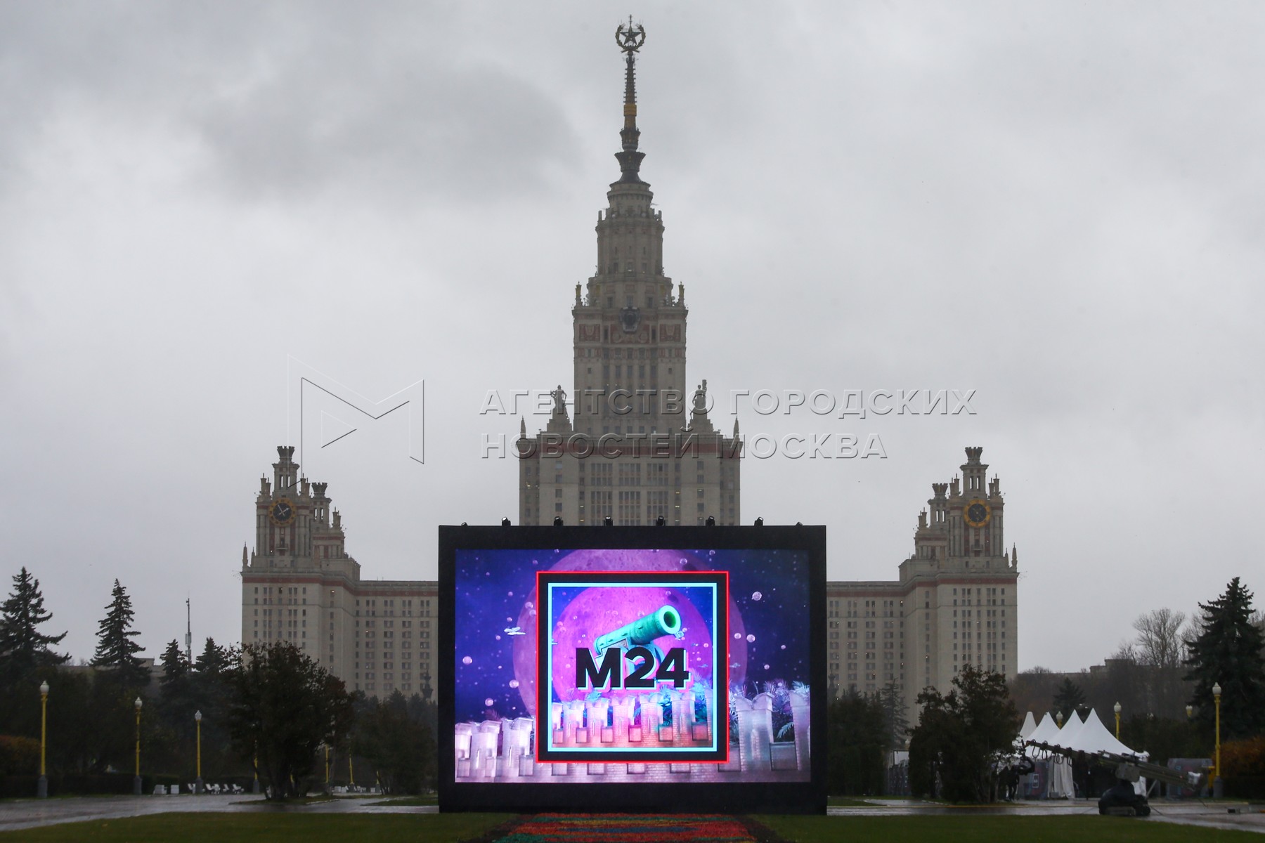 Здание телевидения в Москве. Дома одинаковые с экраном в Москве.