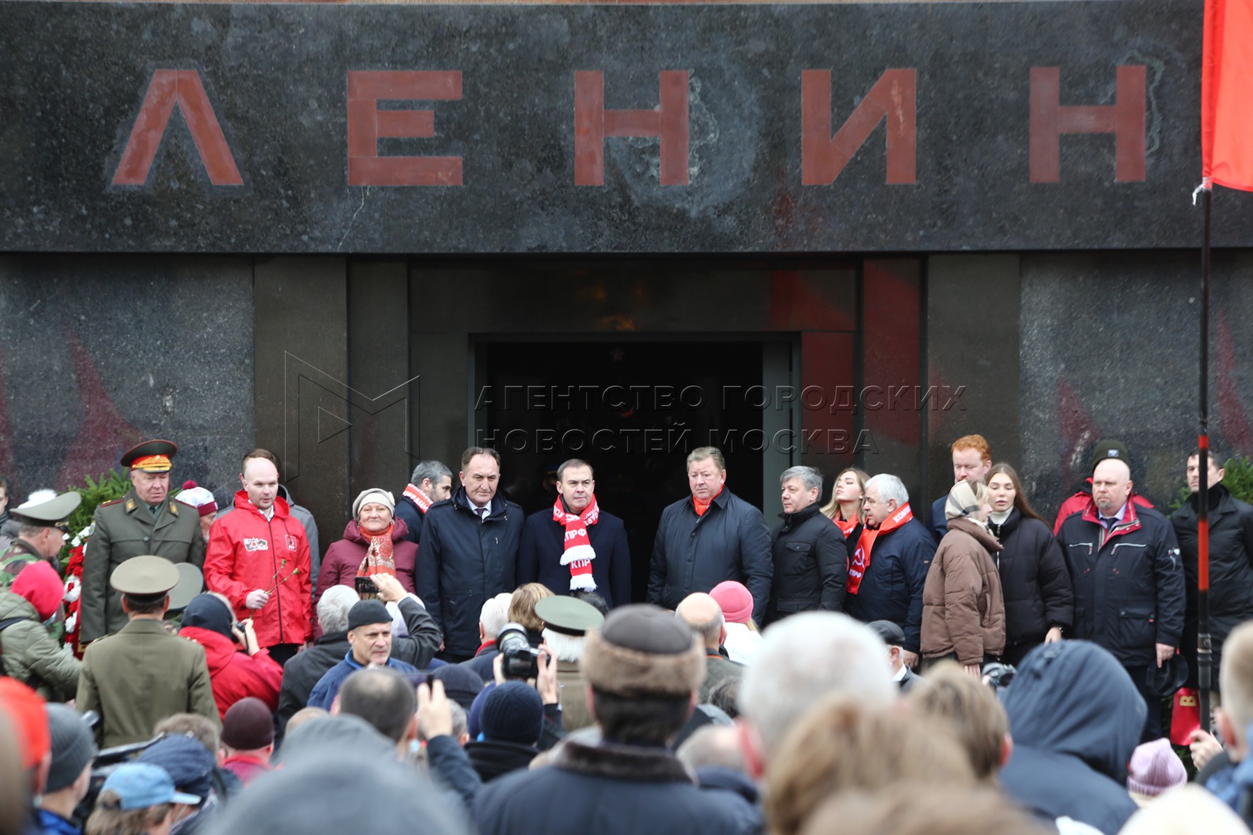 Возложение венков к мавзолею Ленина
