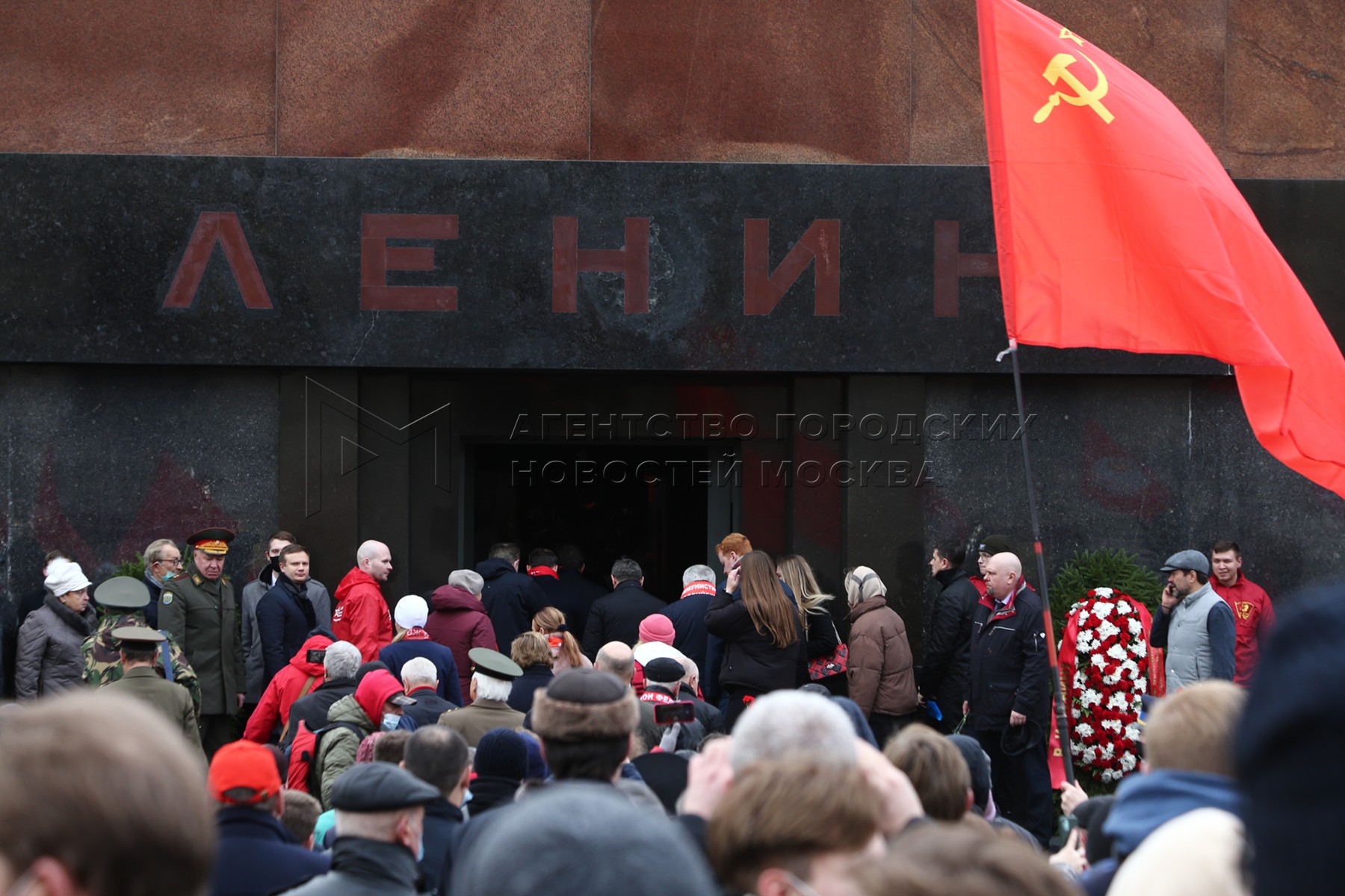 Возложение венков к мавзолею Ленина