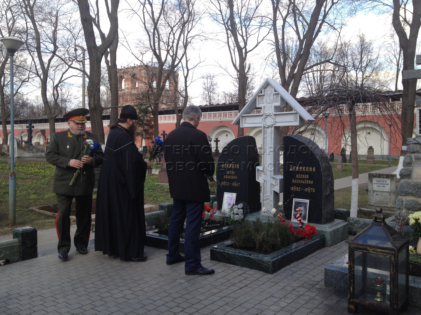 Могила солженицына на донском кладбище фото