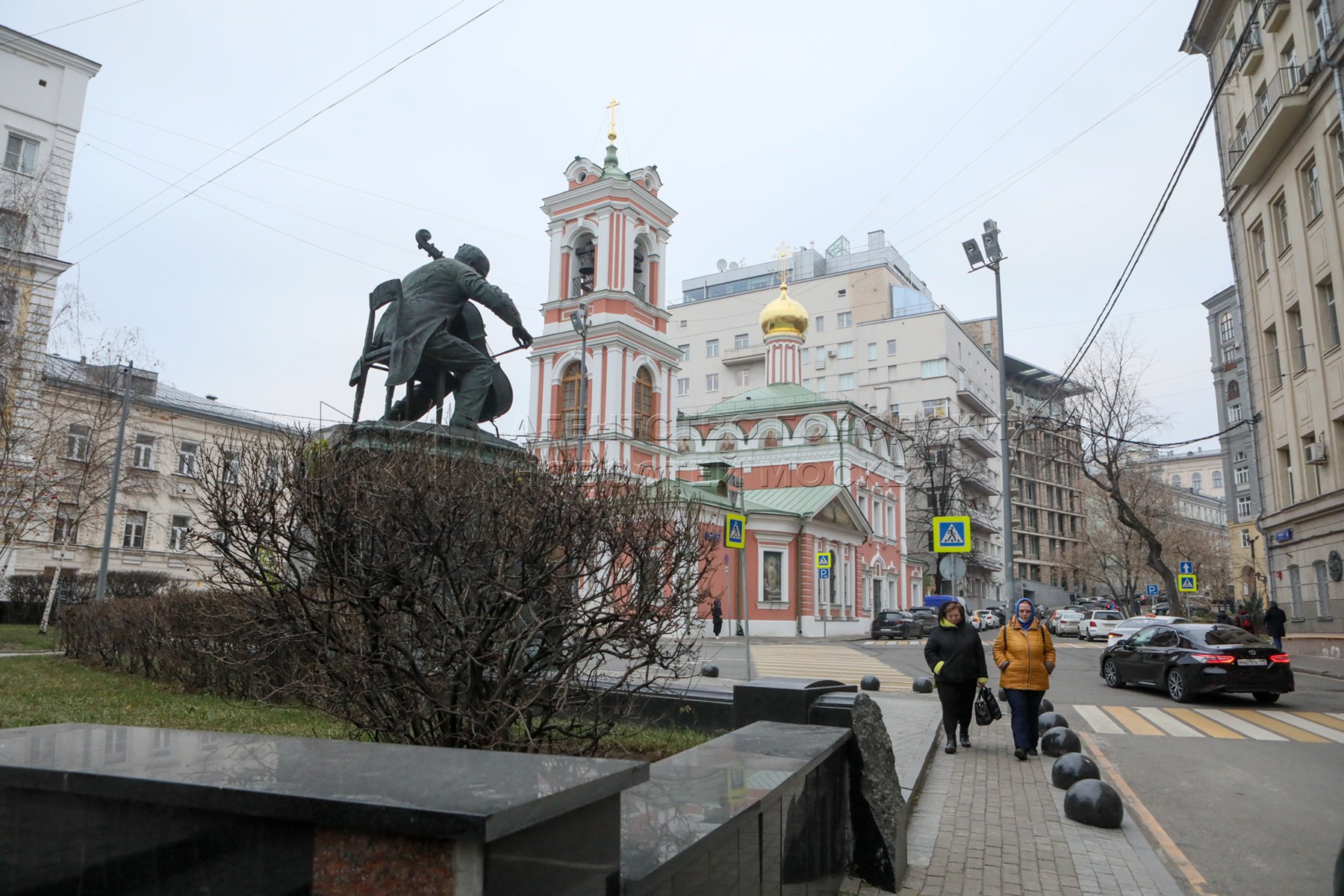 Перед улицей. Памятник грязи в Москве. Памятник возле Сбербанка Москва. Памятник какахе в Москве. Реставрация памятников Победы.