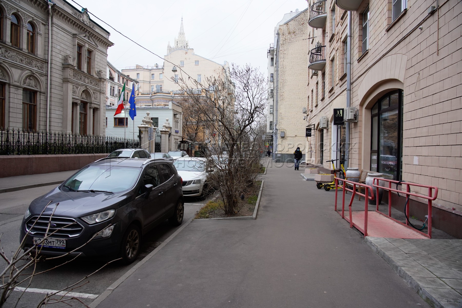 , д. Денежный переулок 19. Ул арбат 44 стр 1. Москва денежный переулок 20 кантинетта антинори. Москва денежный пер 20.