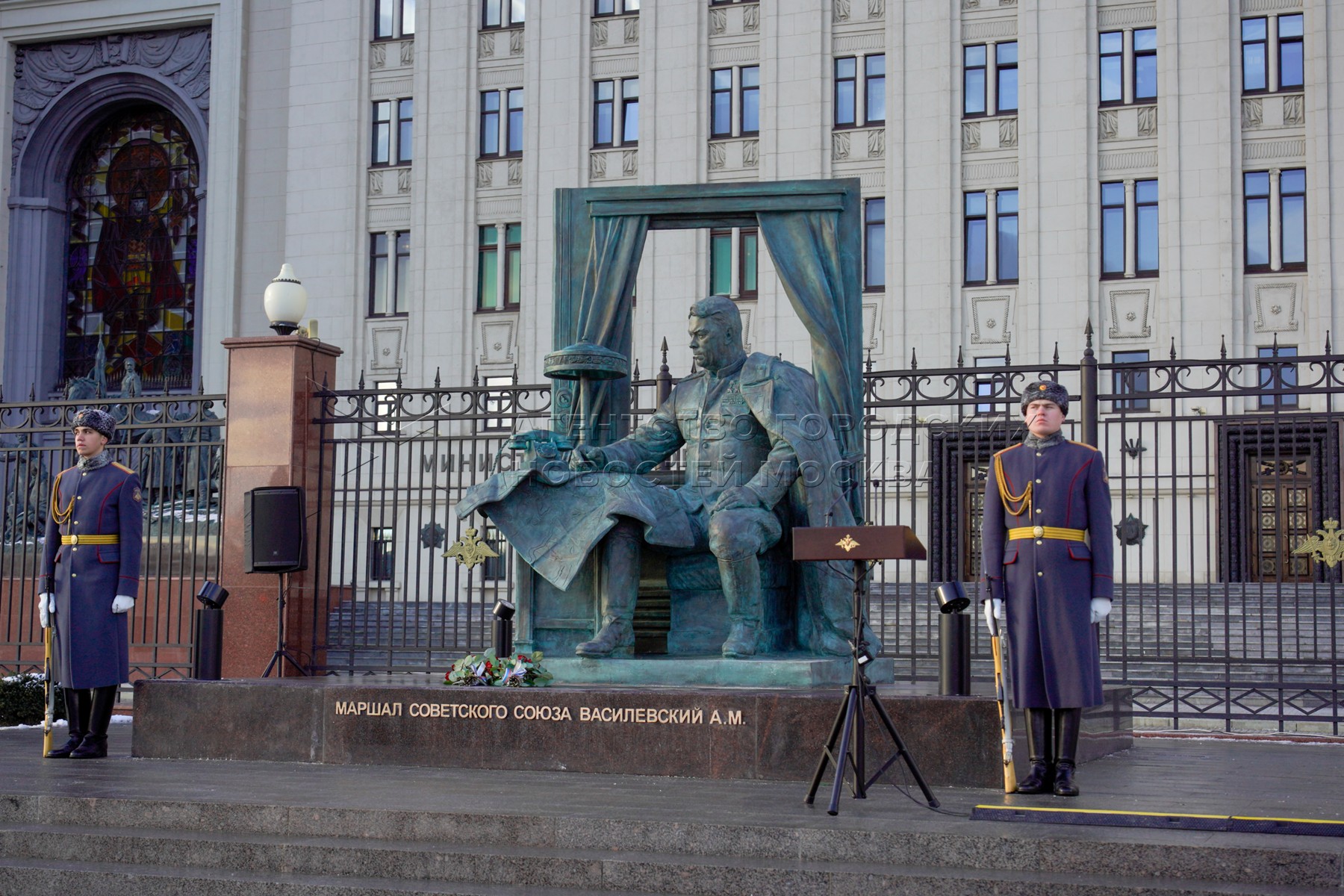 Памятник Василевскому в Москве на Фрунзенской набережной