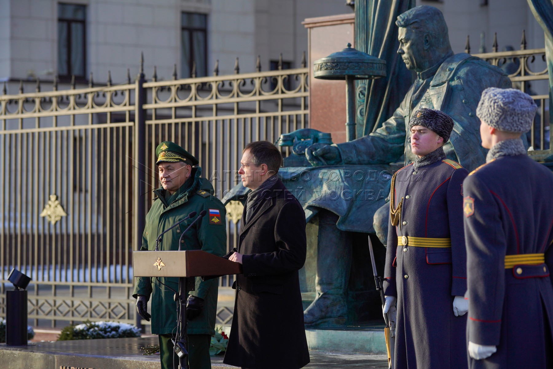 фрунзенская набережная москва памятник офицерам в москве