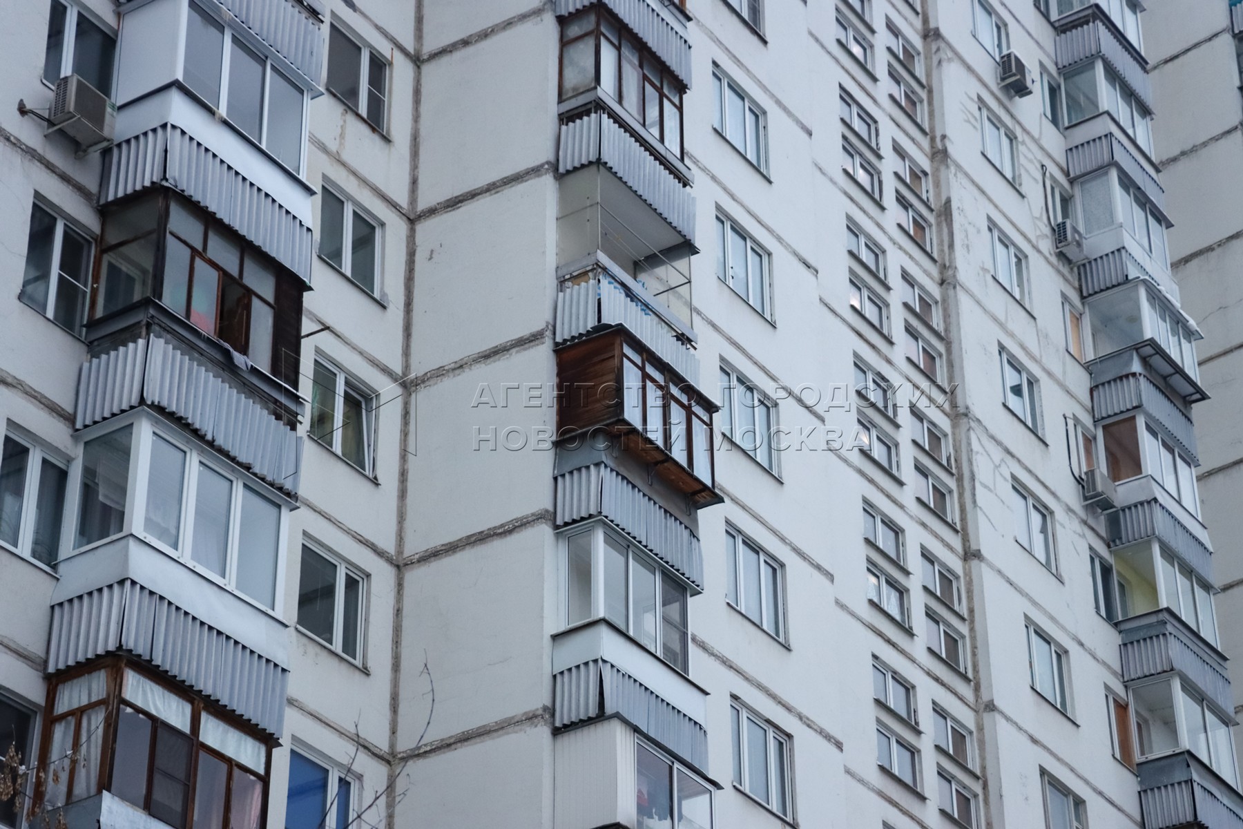 Квартиры в московском вторичное жилье. Окна домов многоэтажек. Вторичное жилье. Многоэтажка в Москве. Рынок жилья.