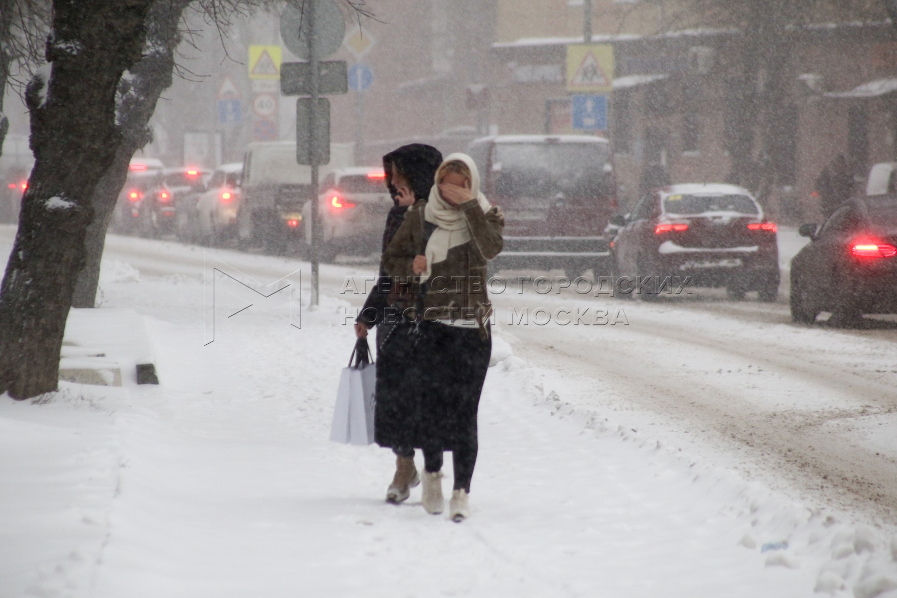 Выпал обильный снег. Снегопад в Москве. Обильный снегопад. Морозы в Москве. Снегопад в марте.