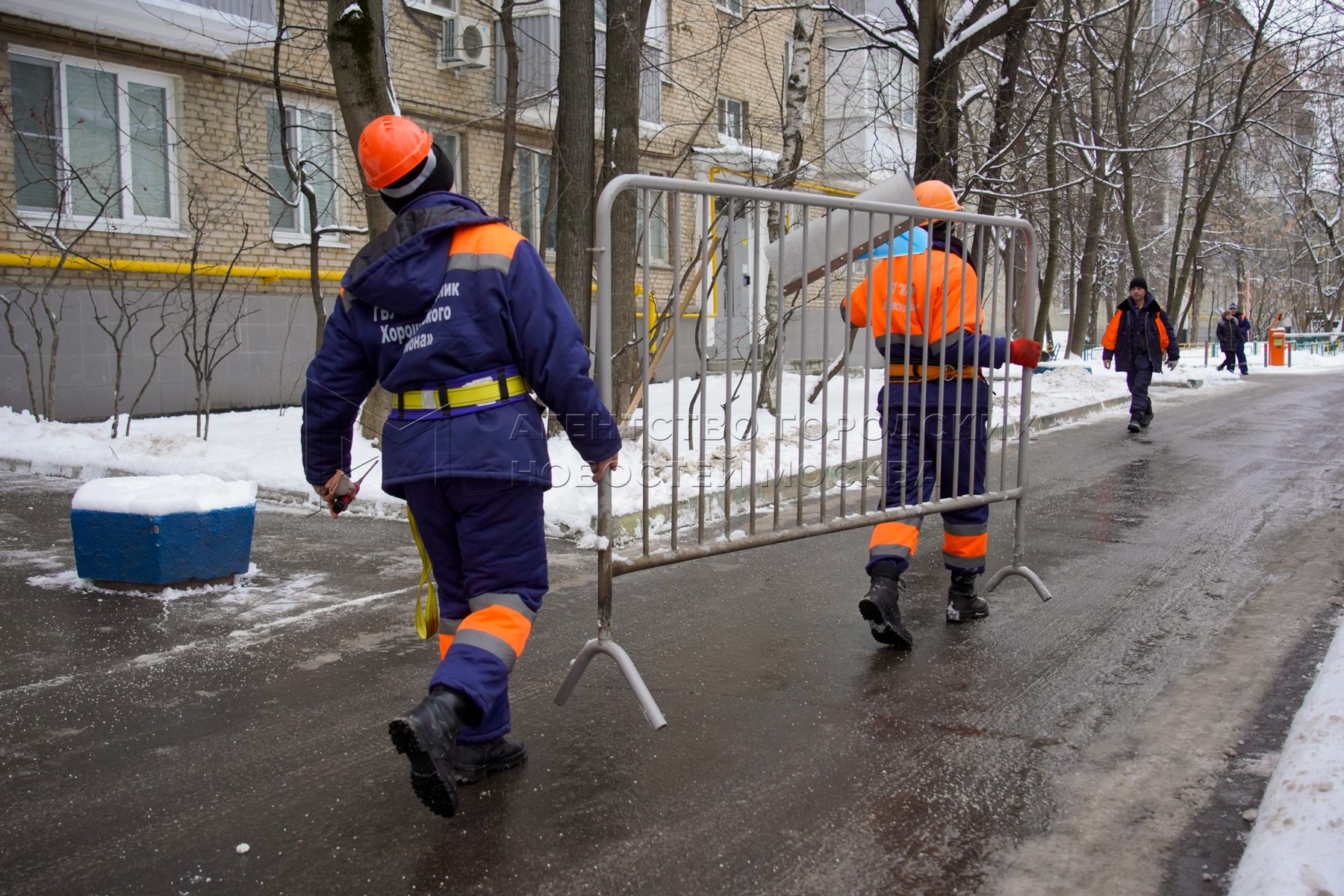 Очистка москвы. Очистка снега. Благоустройство городского двора. Очистка снега с крыши. Измайлово женщина погибла.