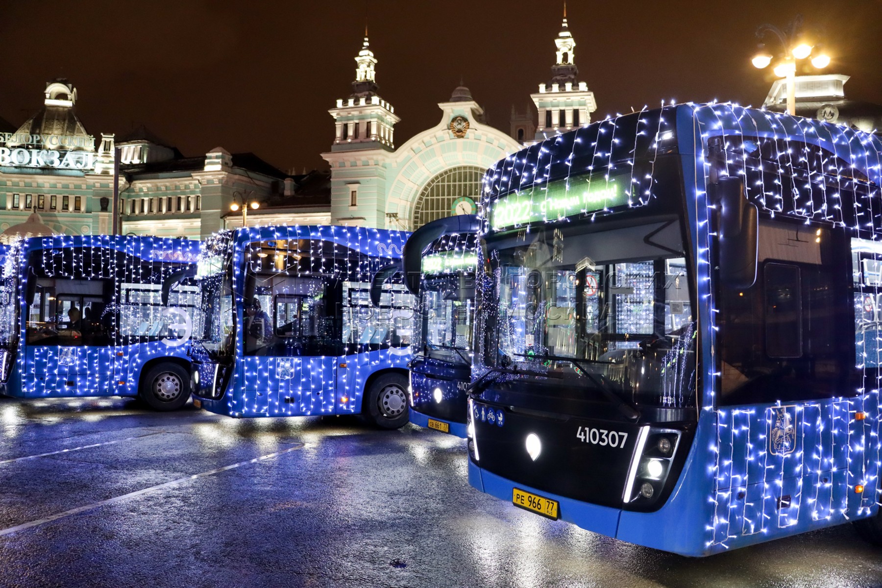 Новогоднее метро в москве 2024. Новогодний автобус в Москве. Новогодний транспорт Москвы. Новогодний электробус в Москве 2022. Электробус новый год.