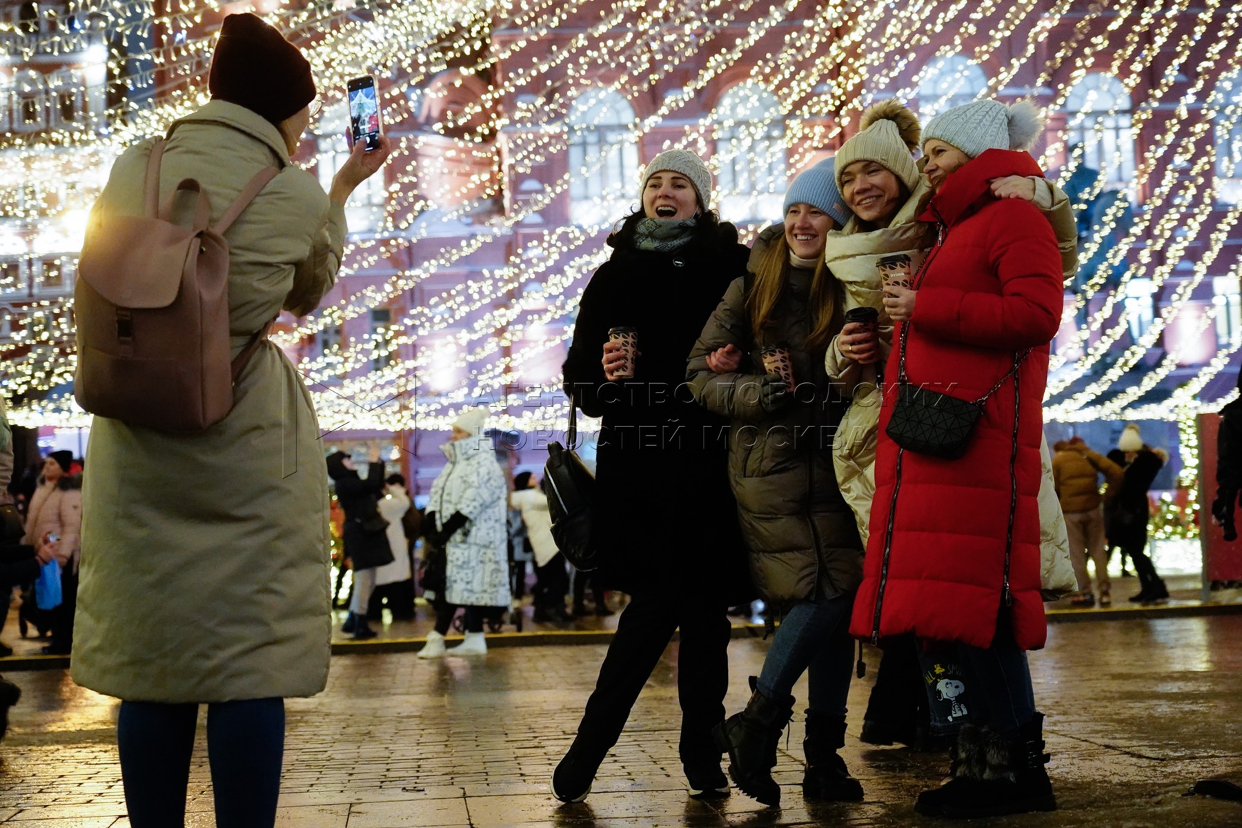 Насколько продлили. Новый год в Москве 2022 мигранты. Новый год продлевают до февраля. Malinasakh на каникулах в Москве. В Госдуме оценили шансы продления новогодних каникул.